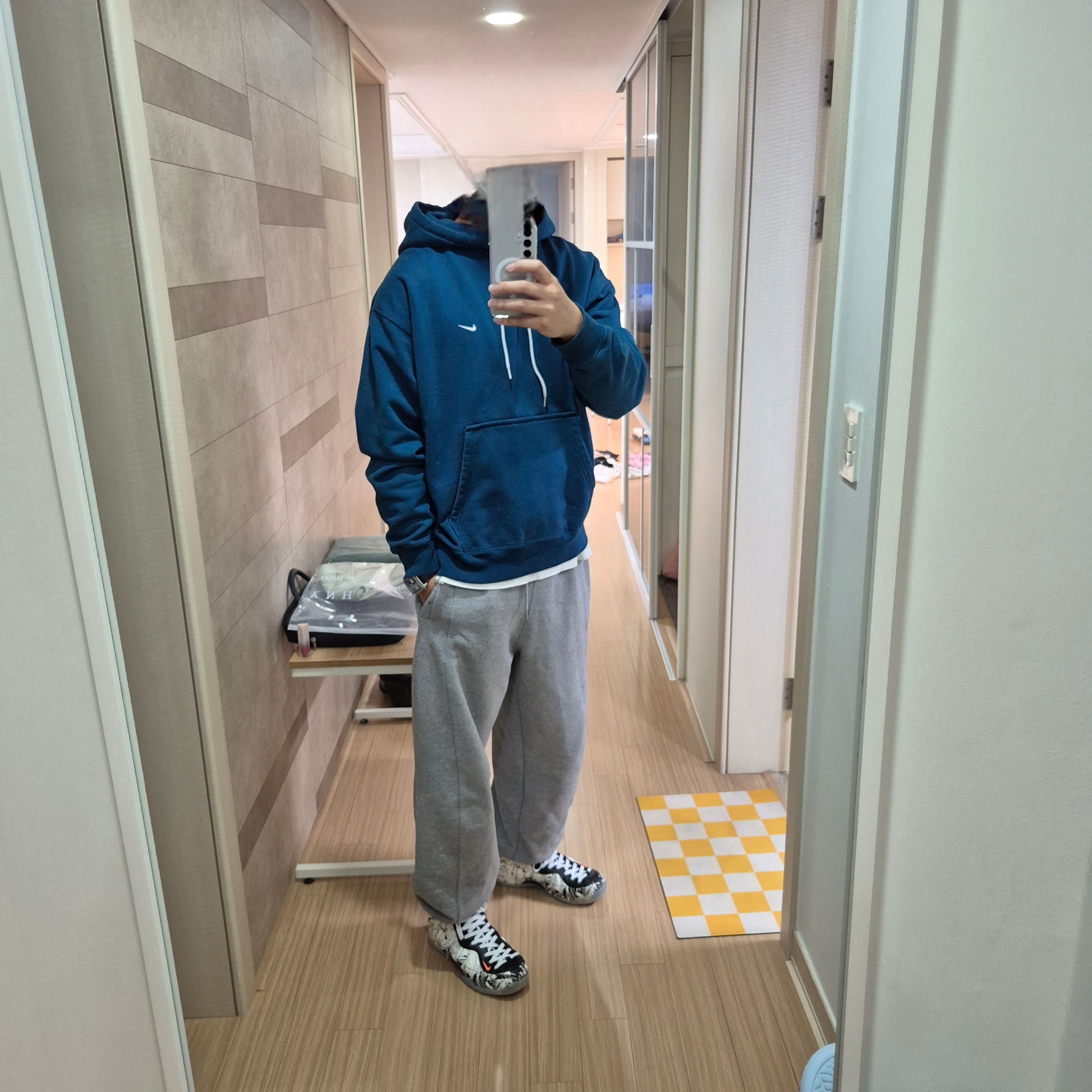 나이키 에어 폼포짓 원 화이트 앤 블랙 착용 스타일