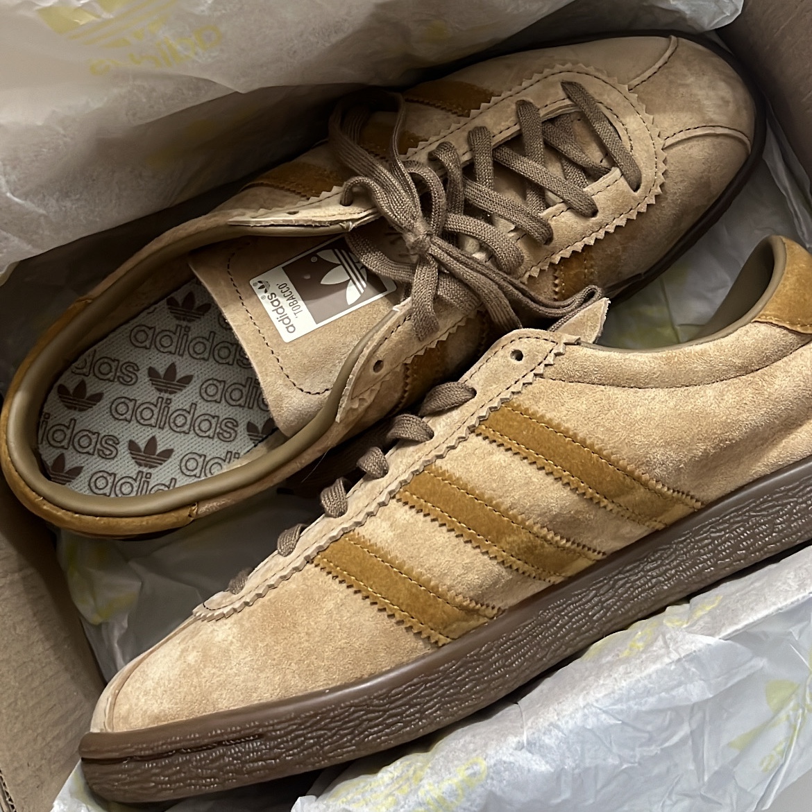 Adidas Tobacco Pantone Mesa 착용 스타일
