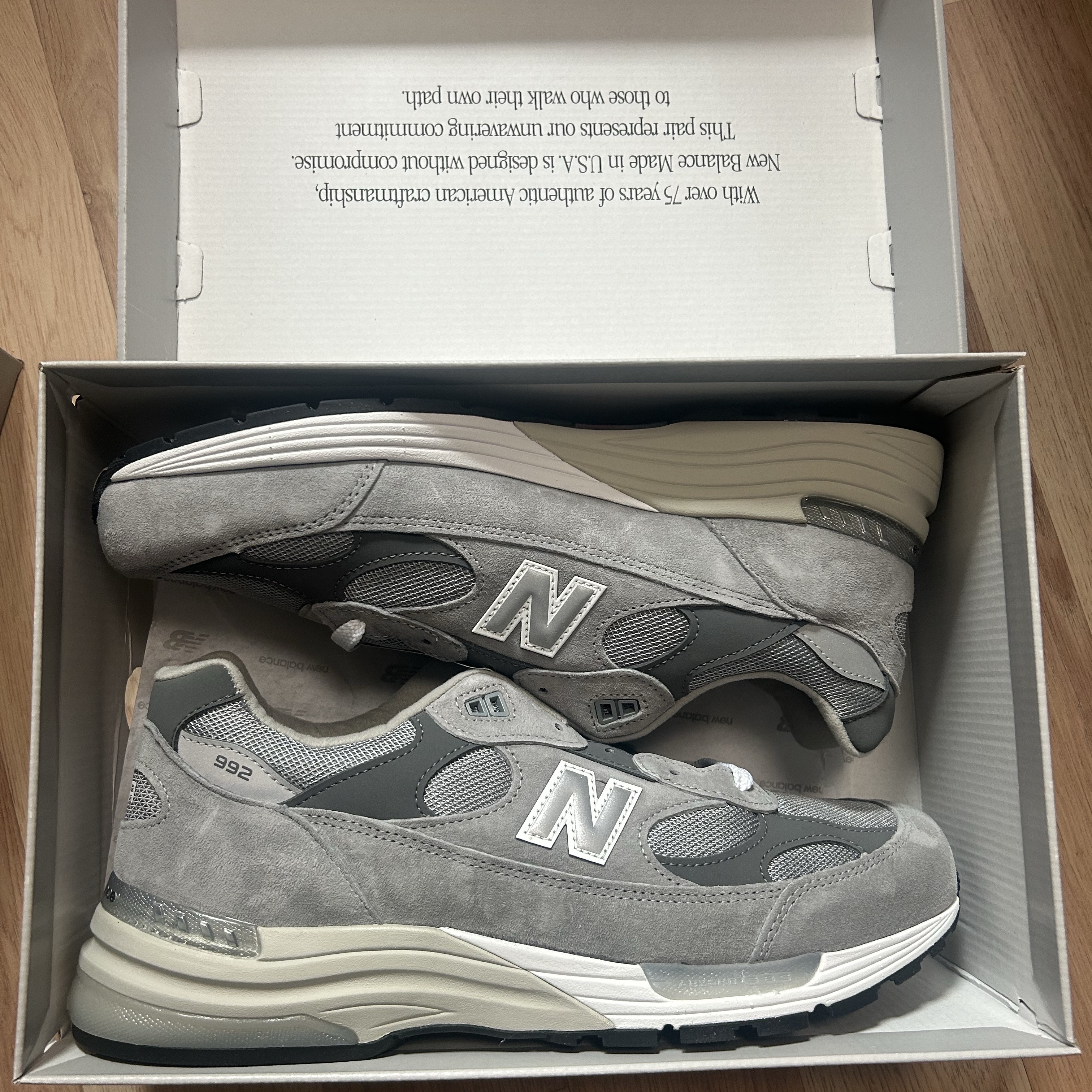New Balance 992 Made in USA Core Grey Silver Metallic 착용 스타일 - 4