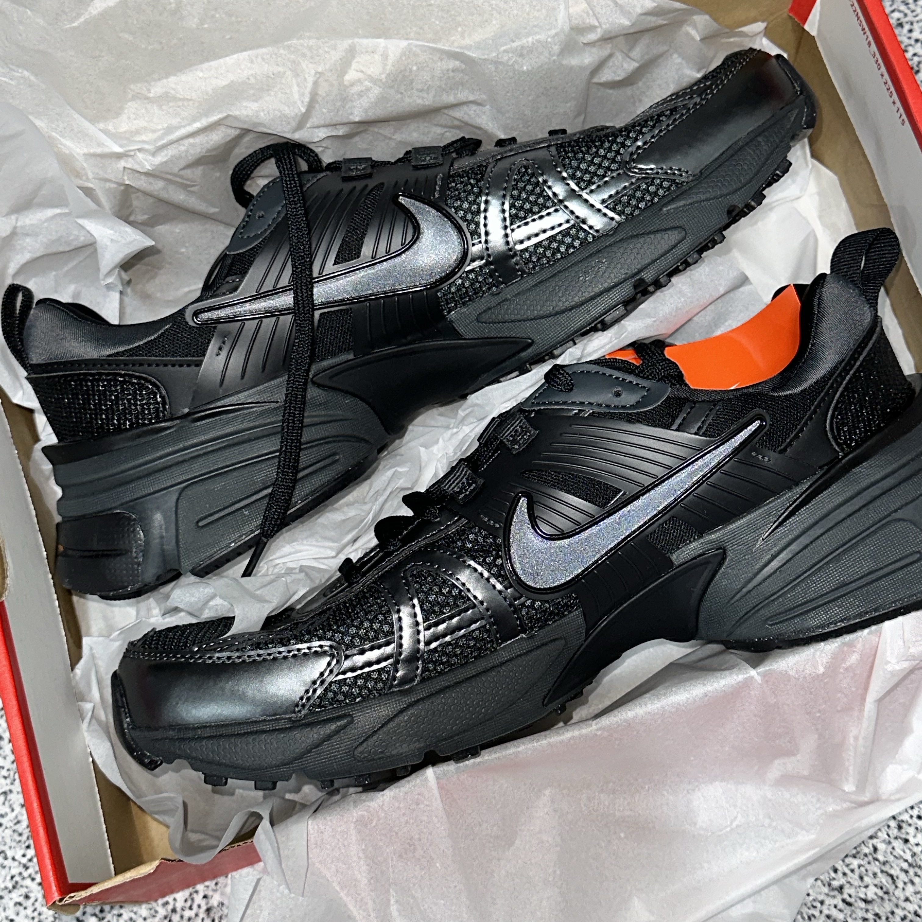 Nike V2K Run Black Anthracite 착용 스타일 - 1
