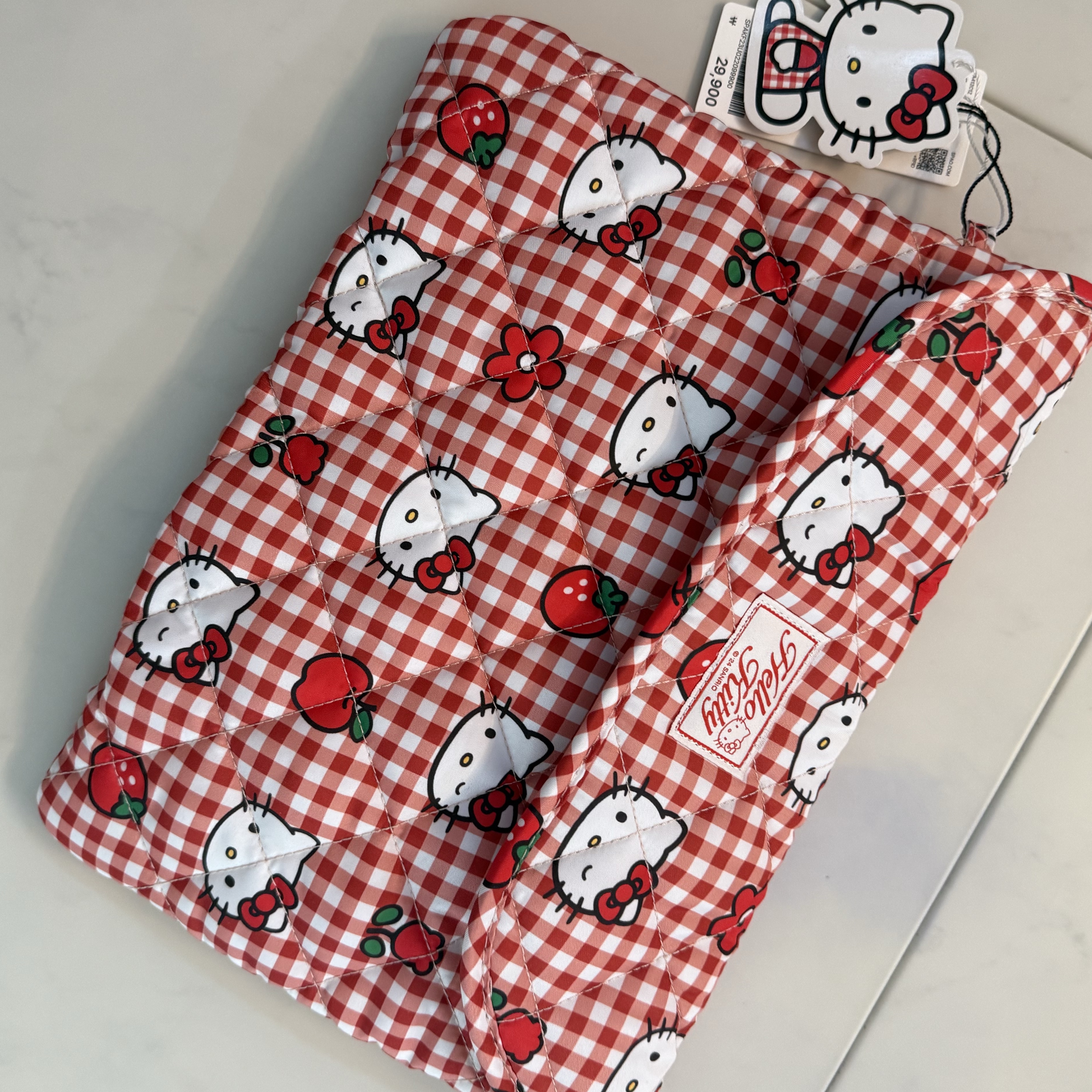 Spao x Hello Kitty Notebook Pouch Red 착용 스타일