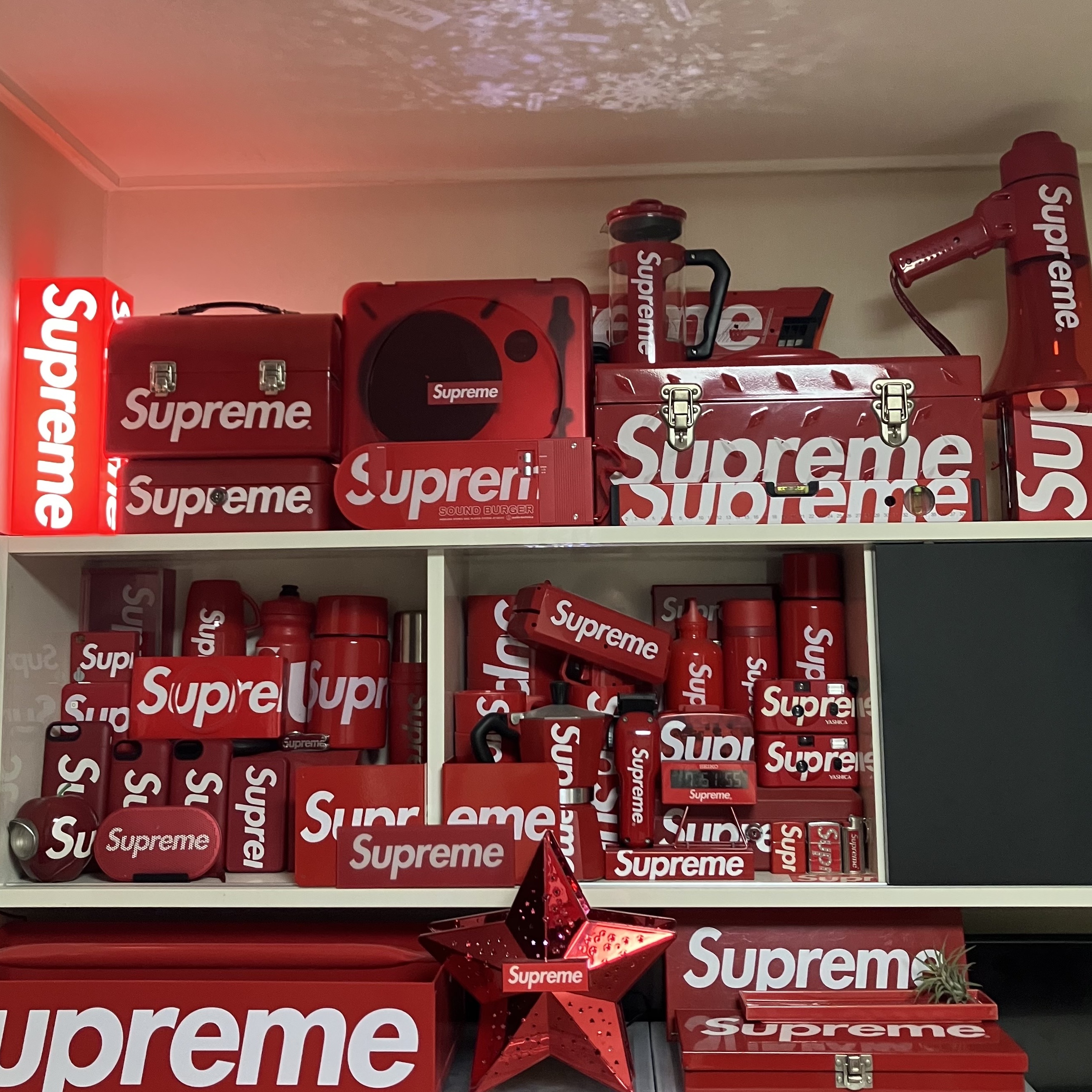 Supreme Box Logo Lamp Red (Korean Ver.) - 23FW, Supreme Lock Box Red - 17FW 착용 스타일