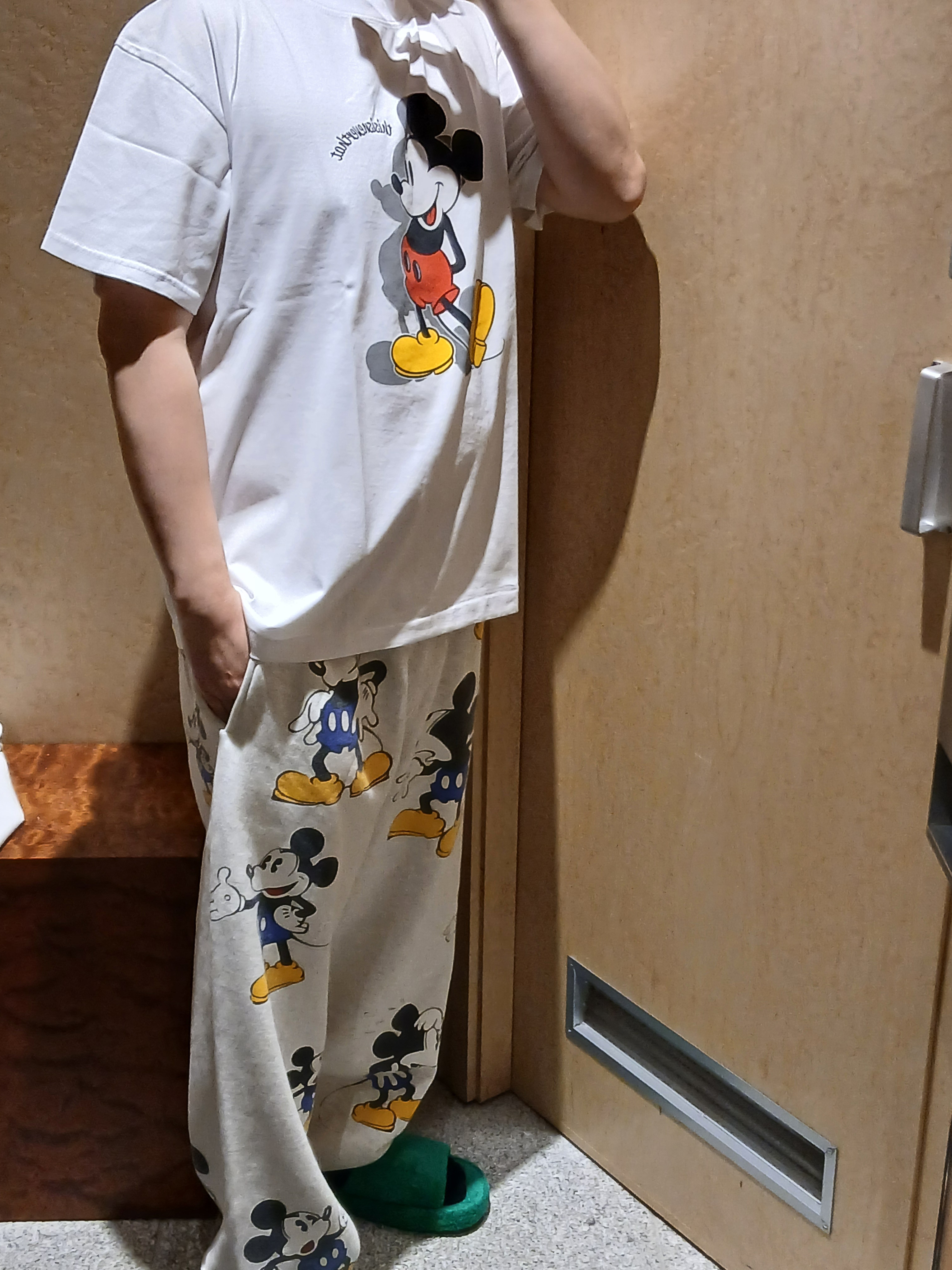 Thisisneverthat x Disney Mickey Classic T-Shirt White, Thisisneverthat x Disney Mickey Key Chain Silver 착용 스타일 - 2