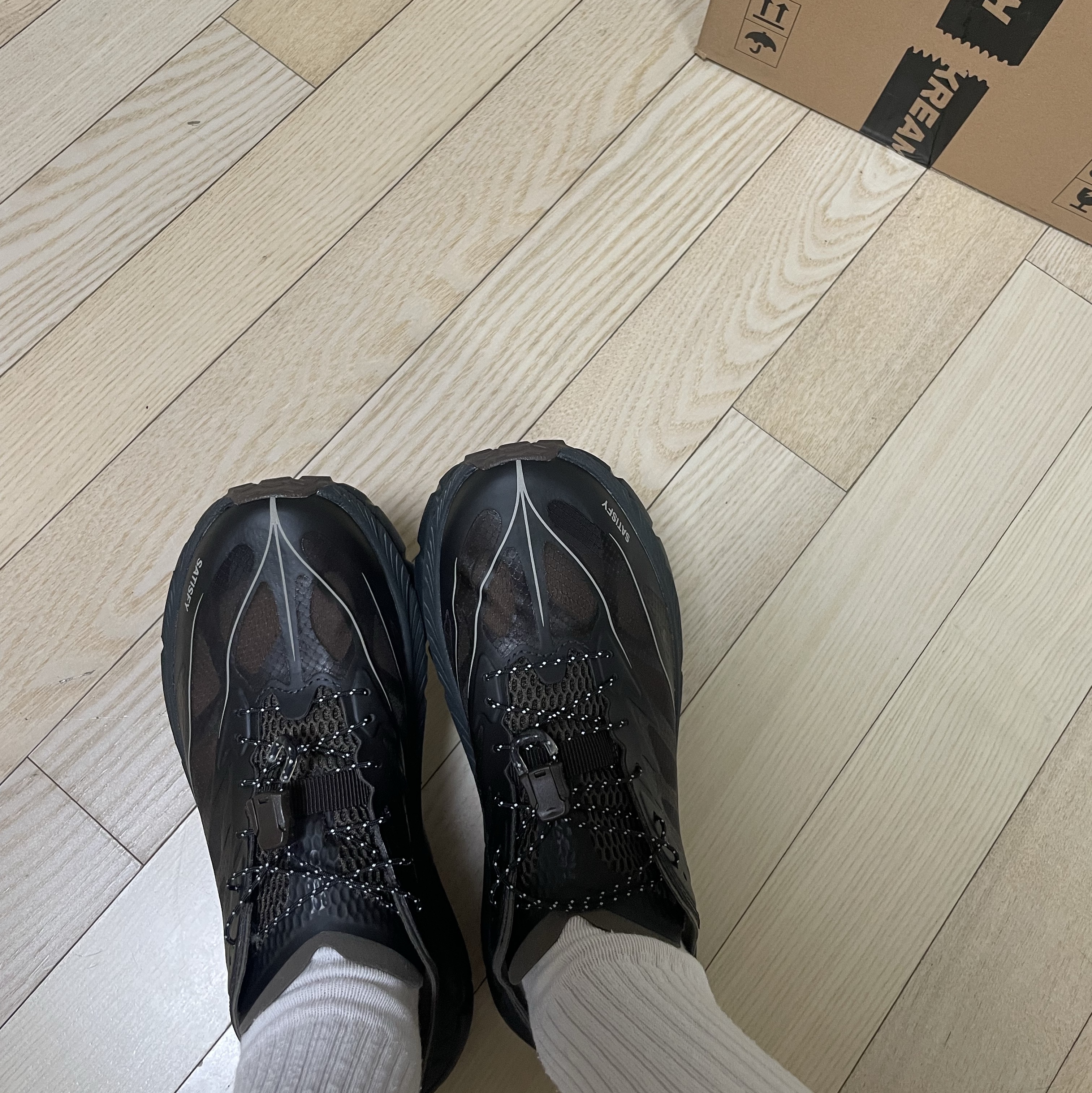 Hoka x Satisfy Mafate Speed 4 Lite Coffee 착용 스타일 - 2