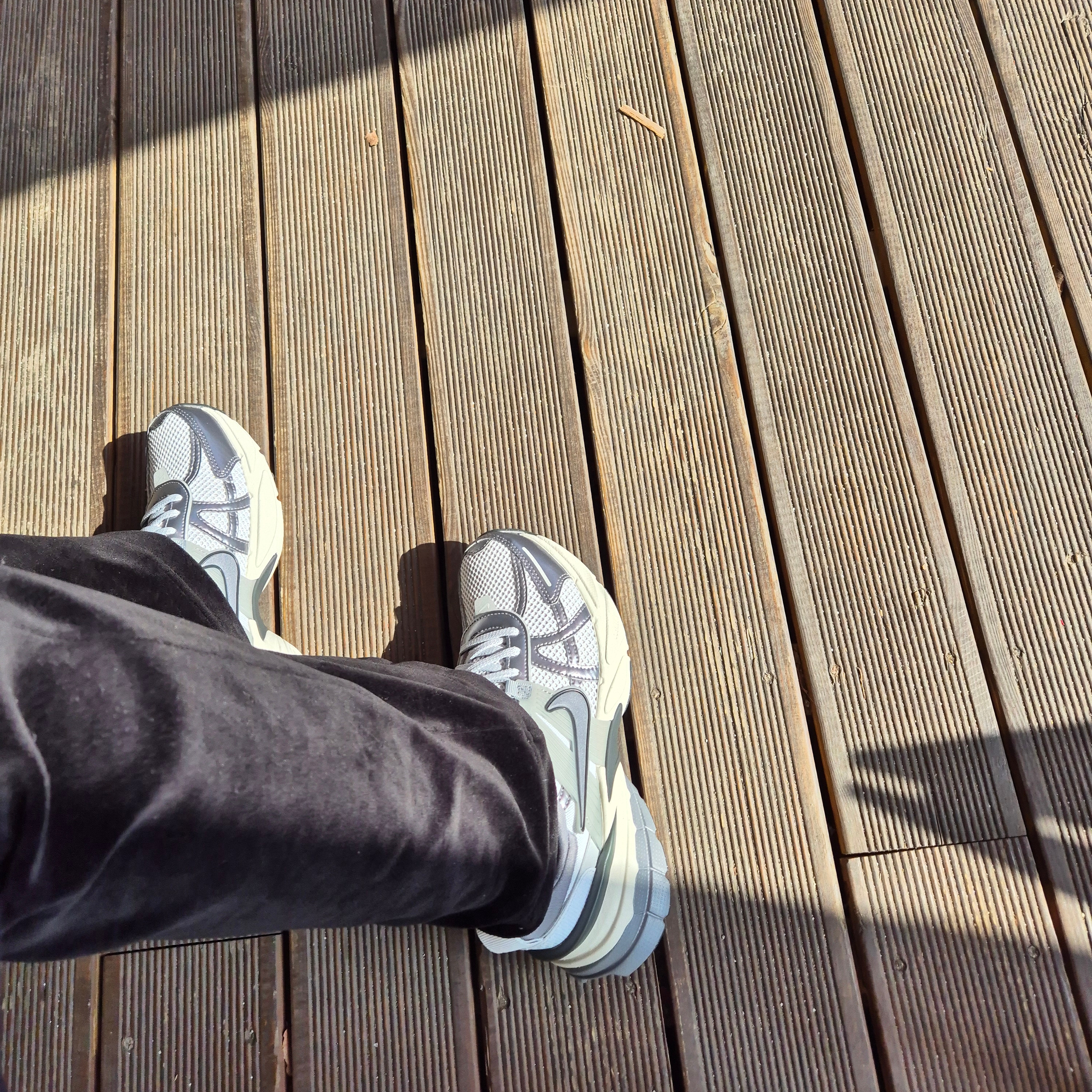 Nike V2K Run Pure Platinum Wolf Grey 착용 스타일