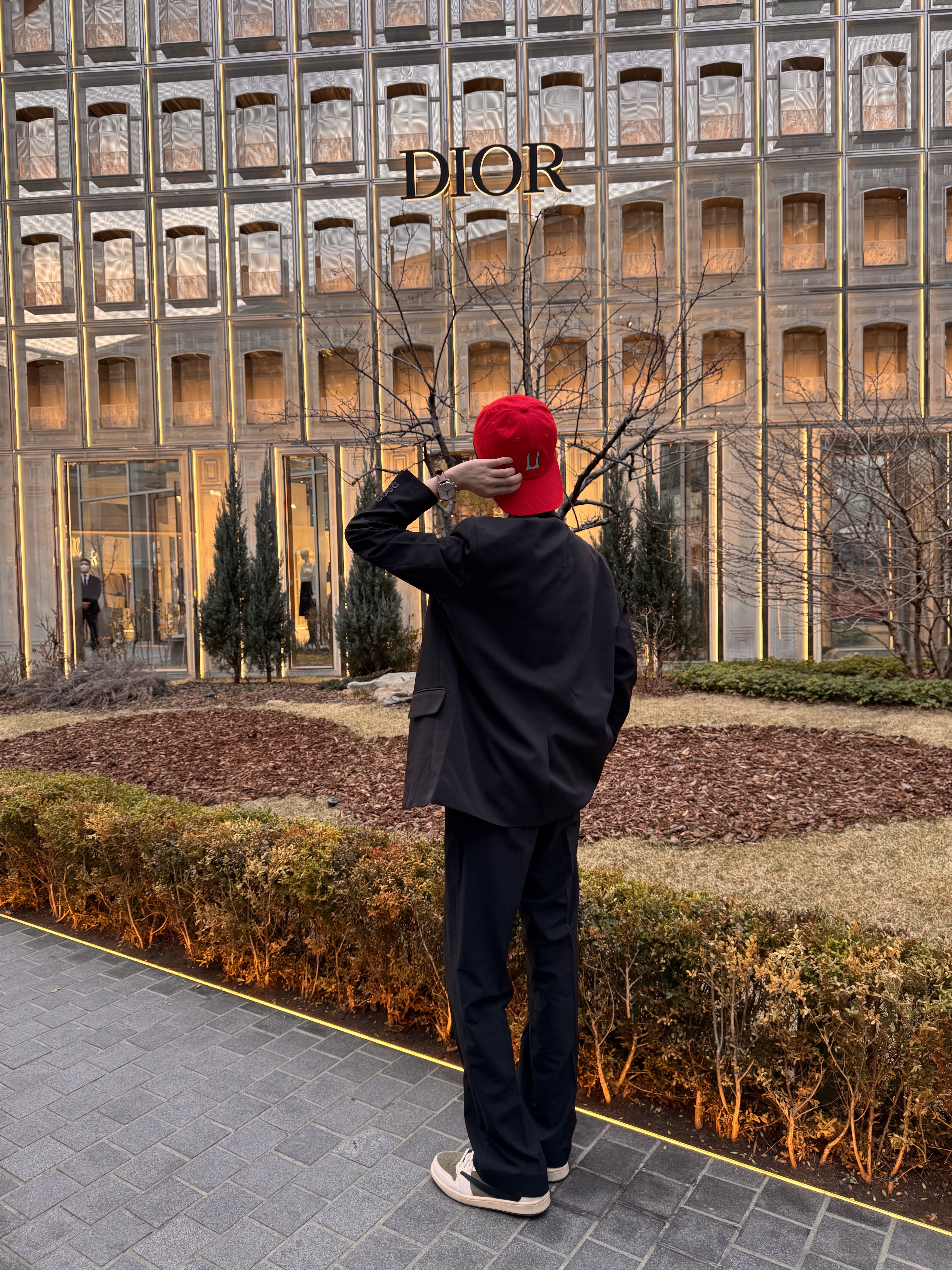 G-DRAGON Ubermensch Cap Red, Jordan 1 x Travis Scott Retro Low OG SP Reverse Olive 착용 스타일 - 4
