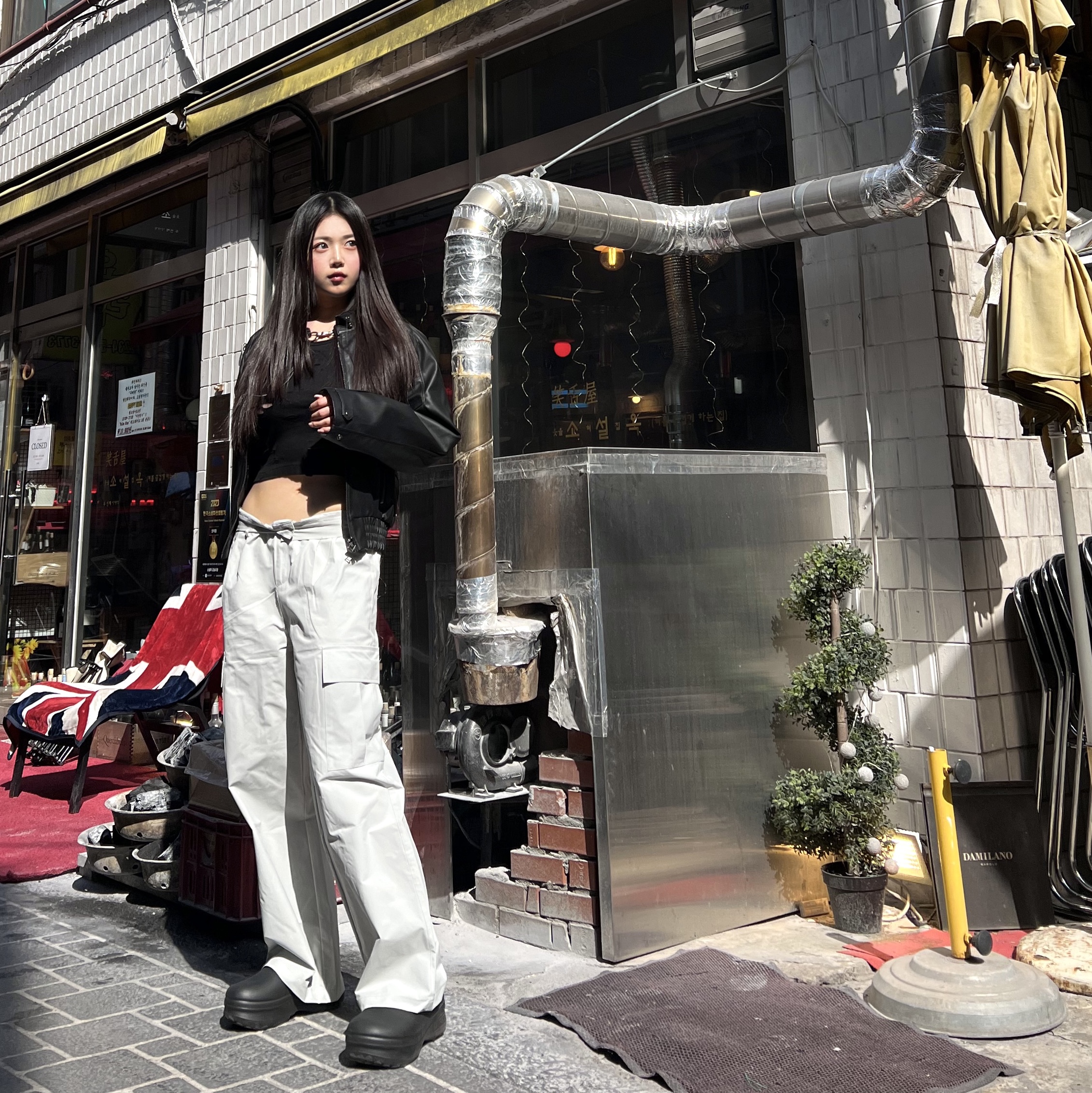 (W) R13 Distressed Tank Black, Our Legacy Ladon Leather Keychain Black 착용 스타일 - 1