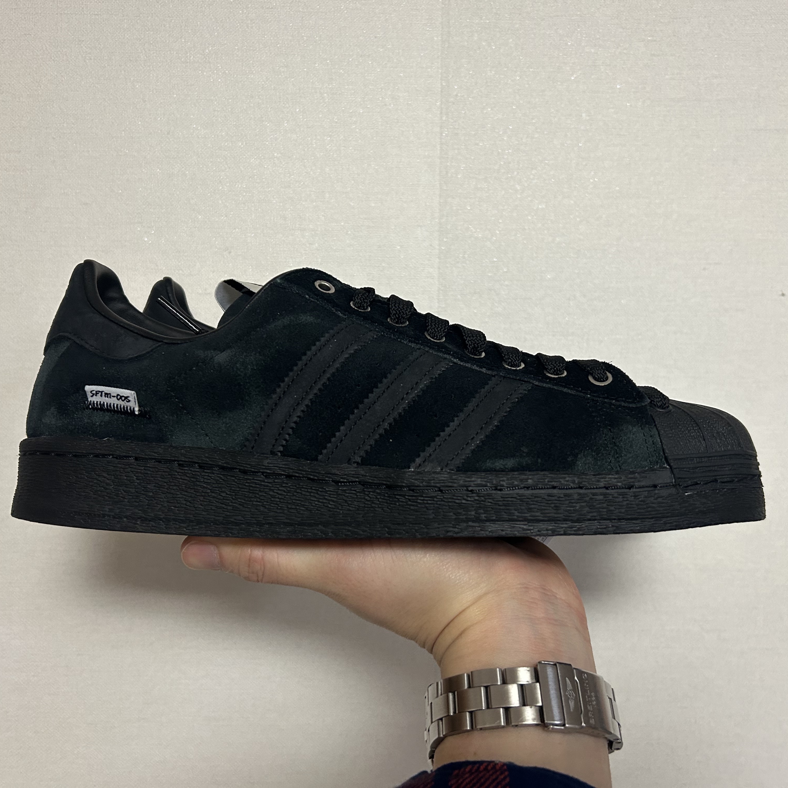 Adidas x Song for the Mute Superstar 82 Core Black 착용 스타일 - 1
