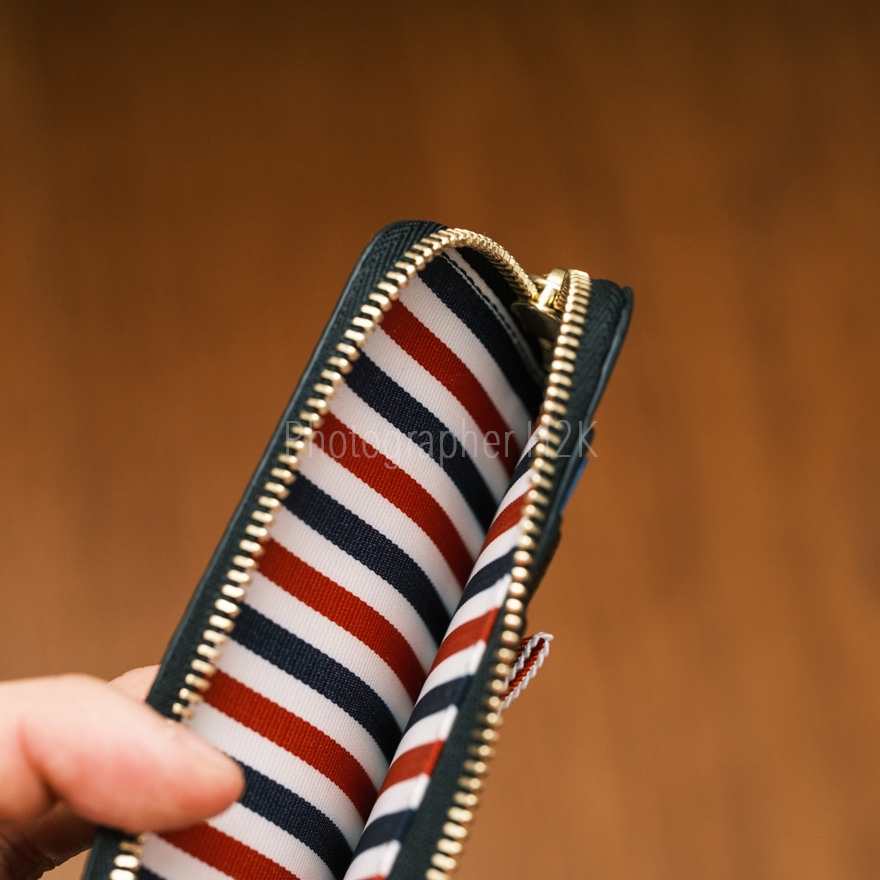Thom Browne Pebble Grain Leather Stripe Zip-Around Wallet Black 착용 스타일 - 2