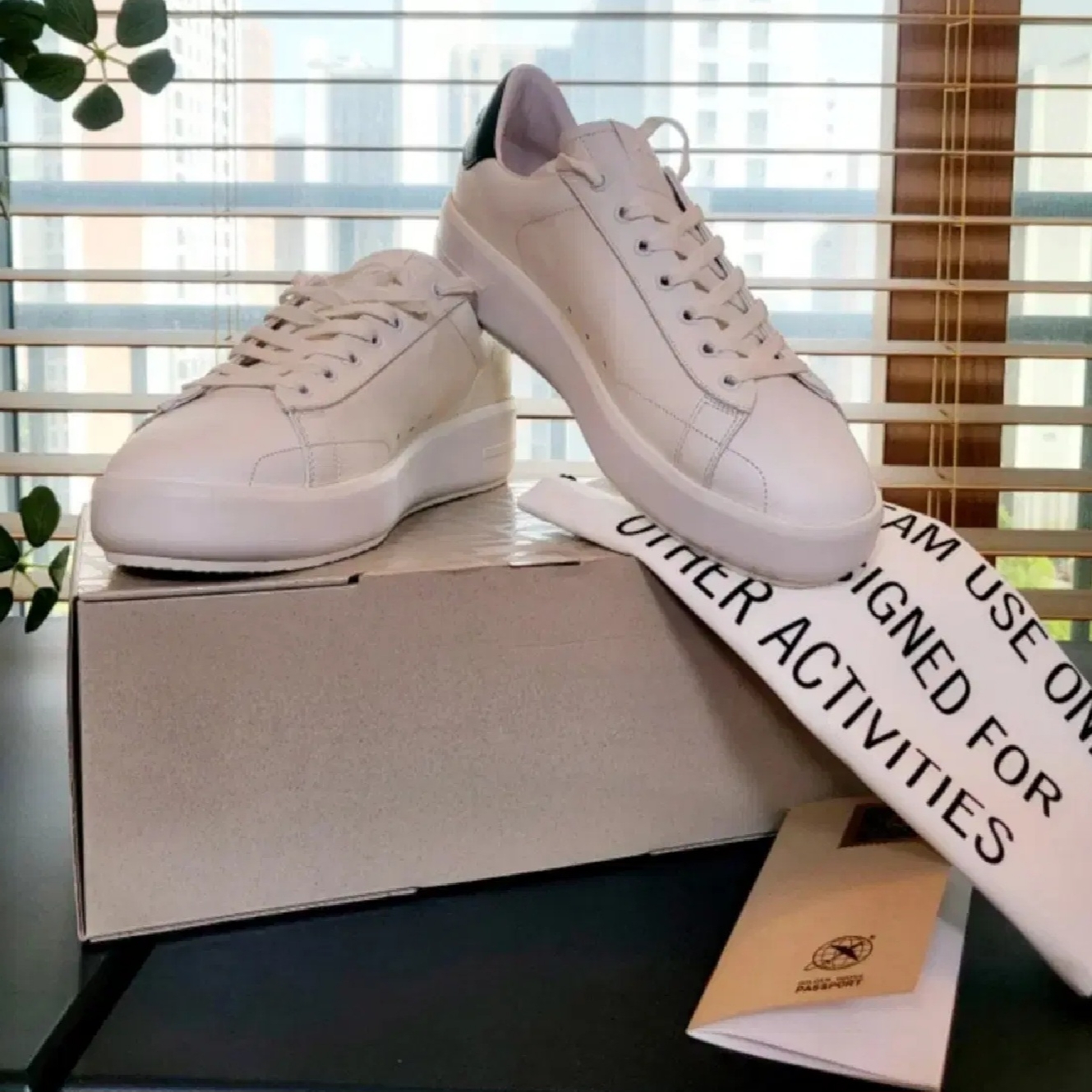 Golden Goose Purestar White Green Heel Tab Sneakers 착용 스타일 - 1