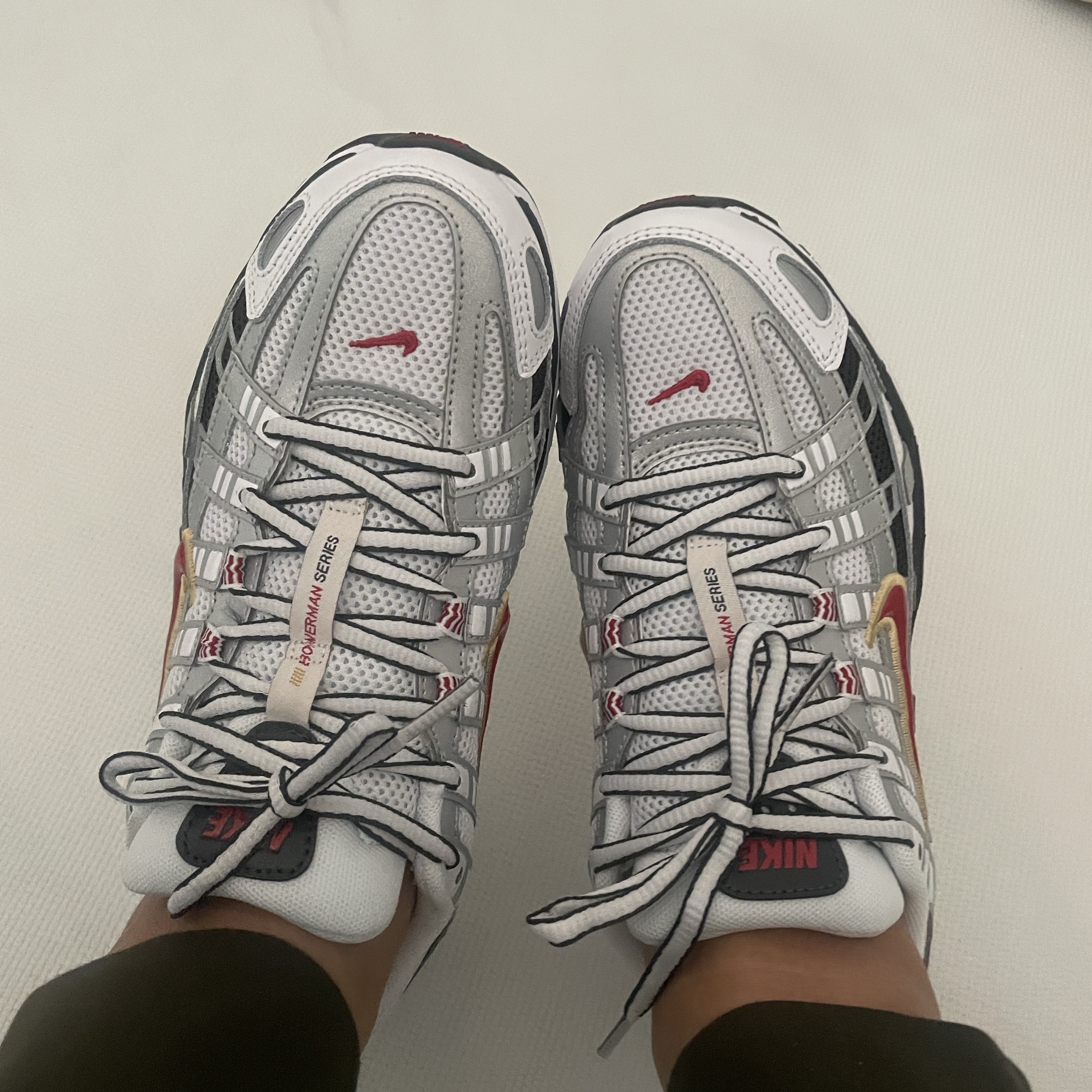 (W) Nike P-6000 Metallic Silver Red 착용 스타일