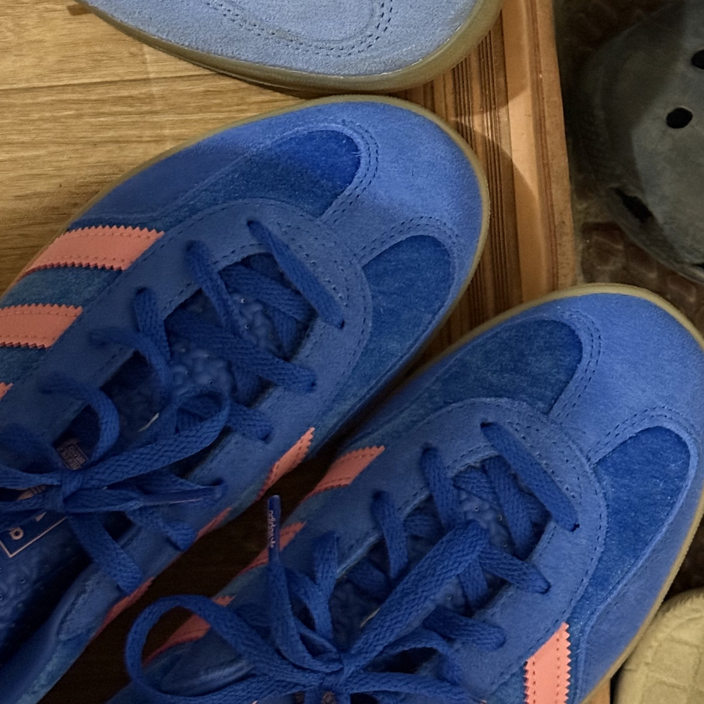 (W) Adidas Gazelle Indoor Blue Semi Pink Spark 착용 스타일