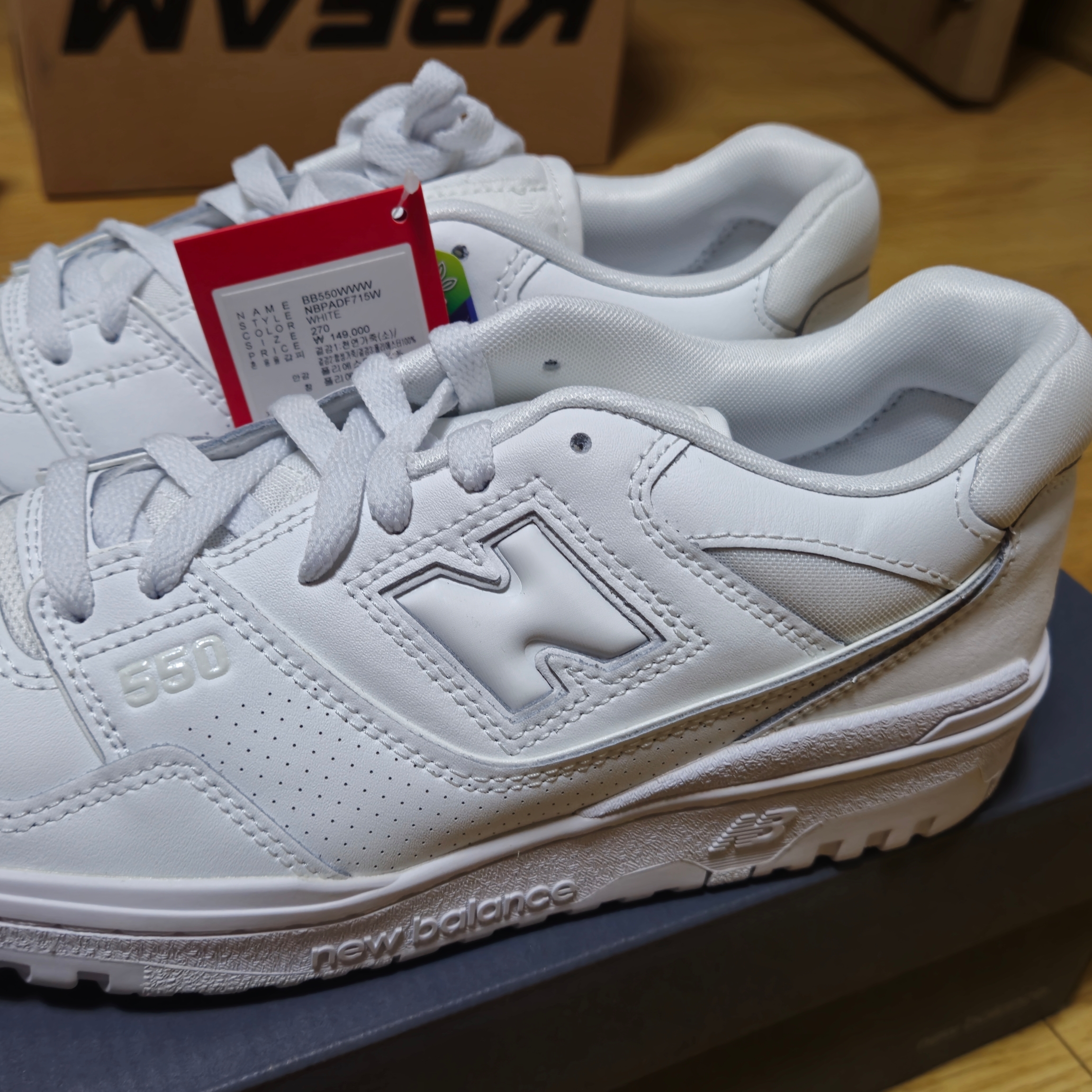 New Balance 550 Triple White - D Standard 착용 스타일 - 1