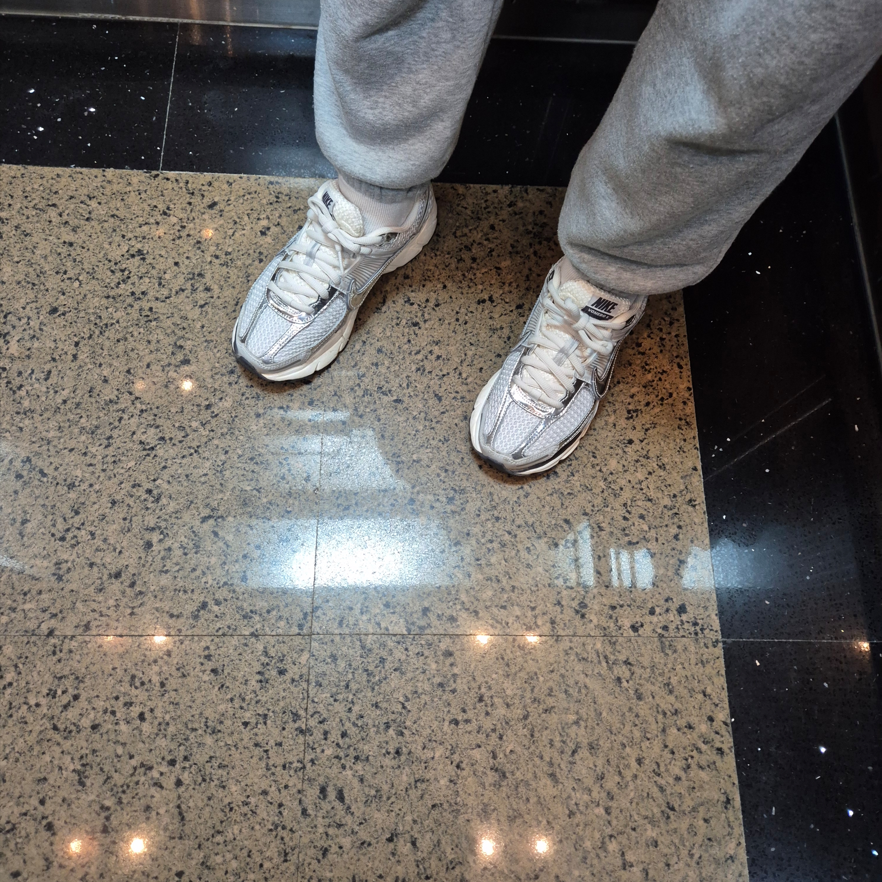 (W) Nike Zoom Vomero 5 Photon Dust and Metallic Silver 착용 스타일