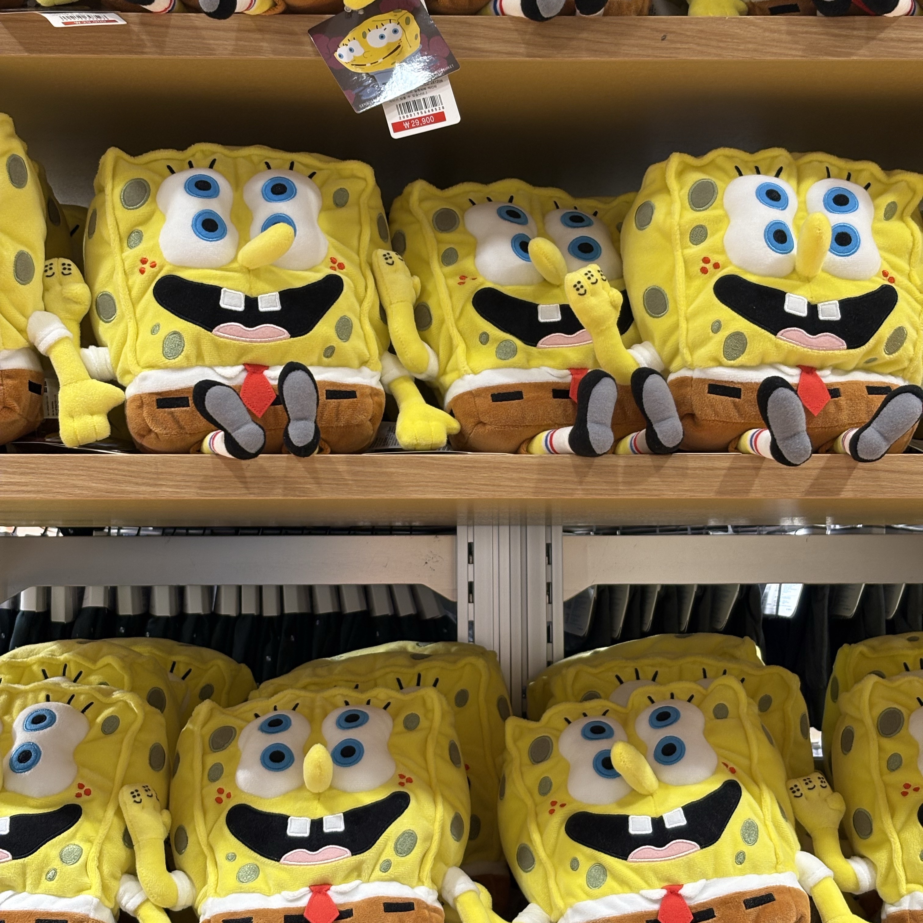 Uniqlo UT x CPFM x SpongeBob Plush Toy SpongeBob 착용 스타일