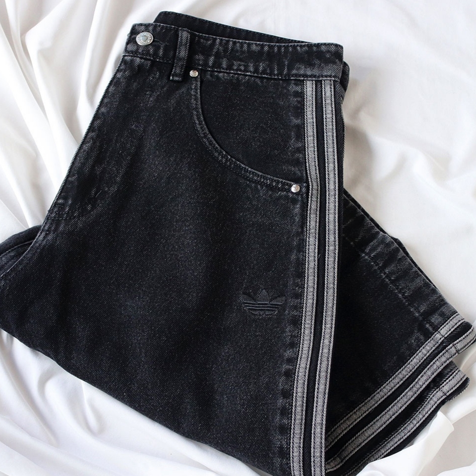 Adidas Adicolor Denim Firebird Shorts True Black Denim - US Sizing, Adidas Adicolor Denim Firebird Shorts True Black Denim - KR Sizing 착용 스타일 - 3