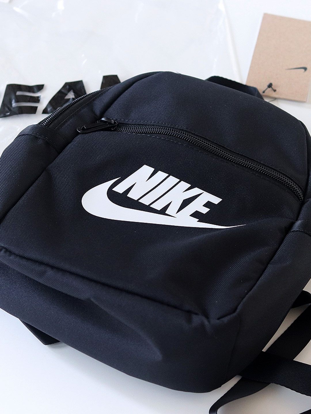 Nike Futura 365 Mini Backpack Black 착용 스타일