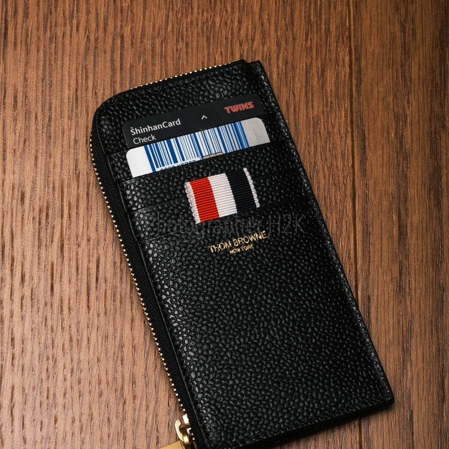 Thom Browne Pebble Grain Leather Stripe Zip-Around Wallet Black 착용 스타일 - 1