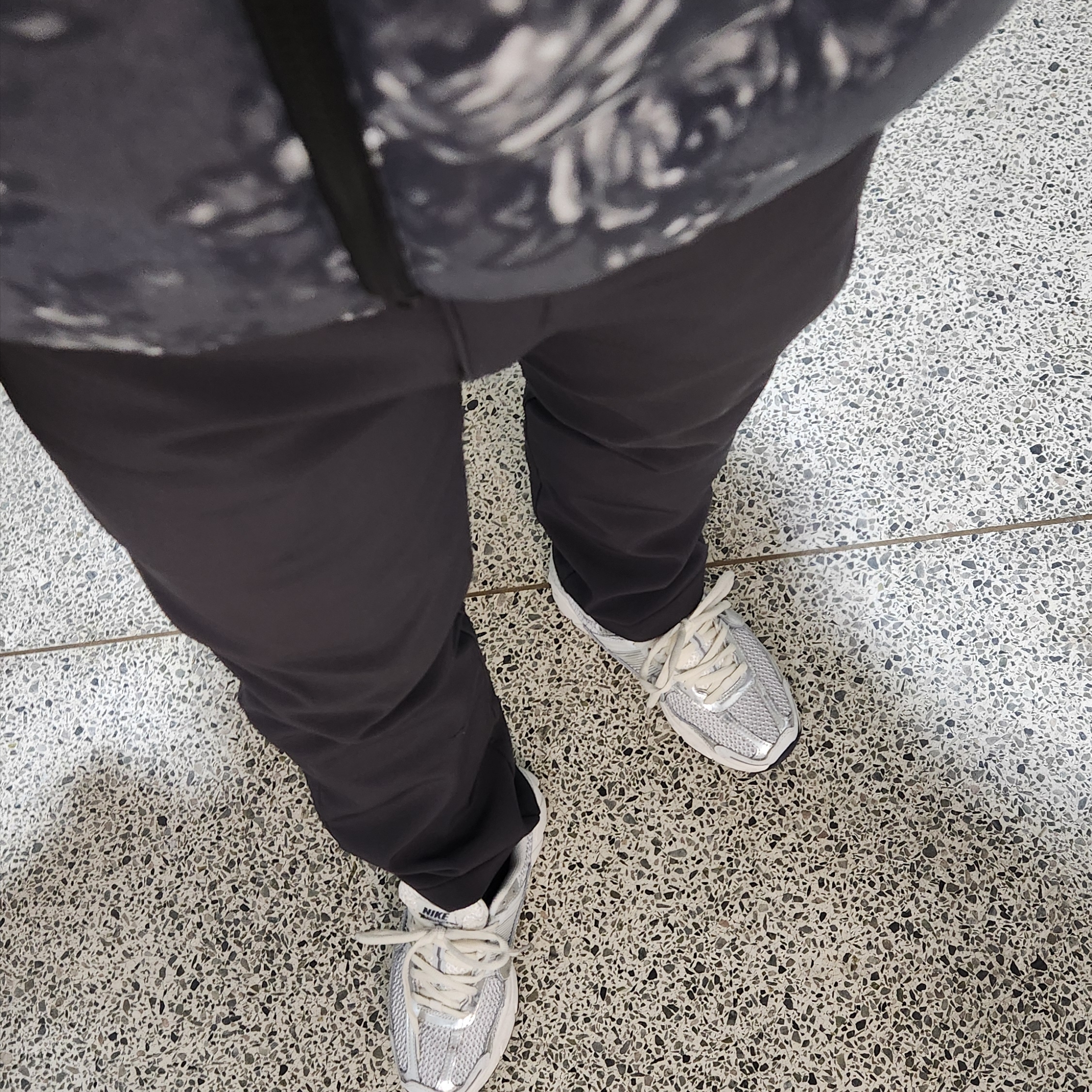 Nike Zoom Vomero 5 Photon Dust Gridiron 착용 스타일