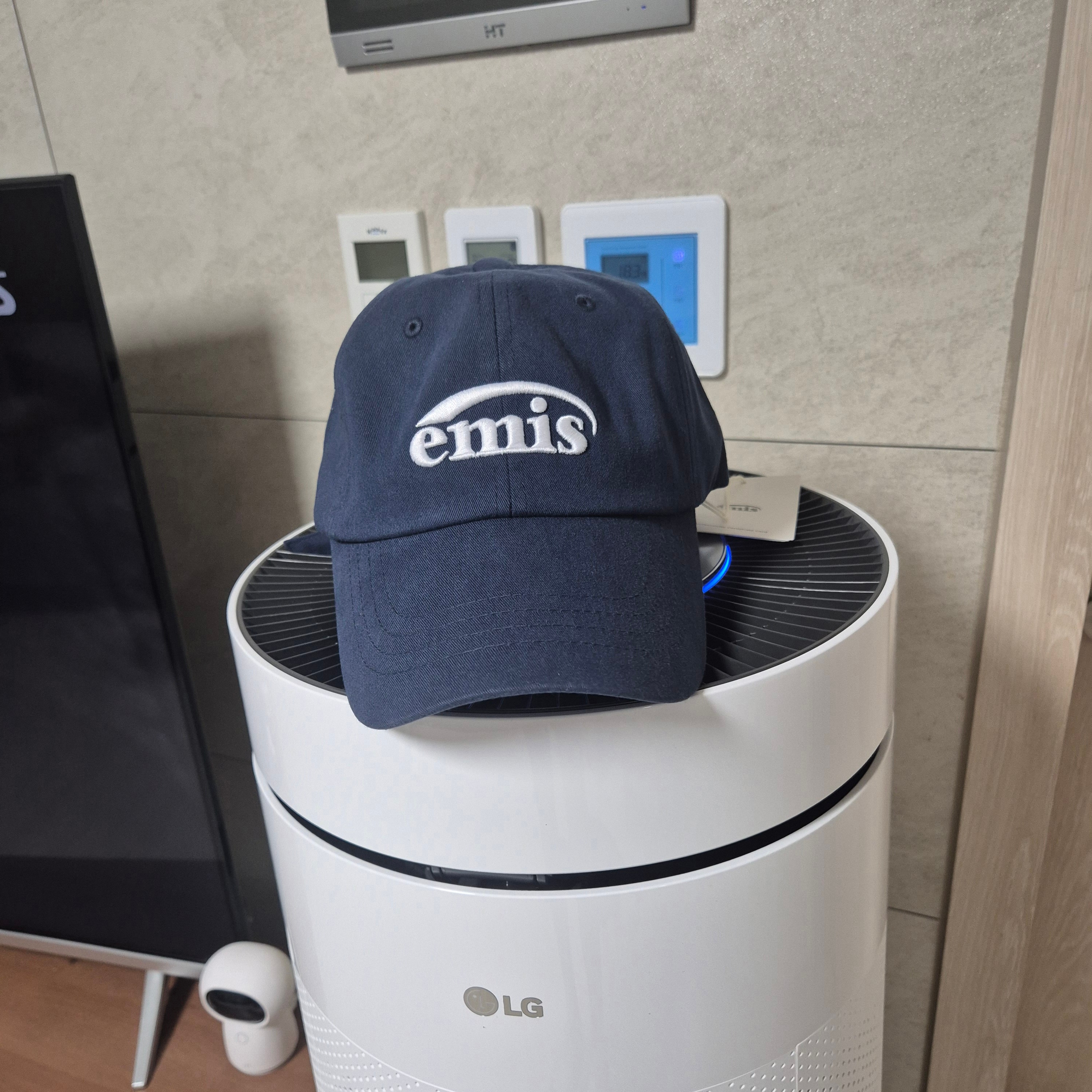 Emis New Logo Emis Cap Navy 착용 스타일