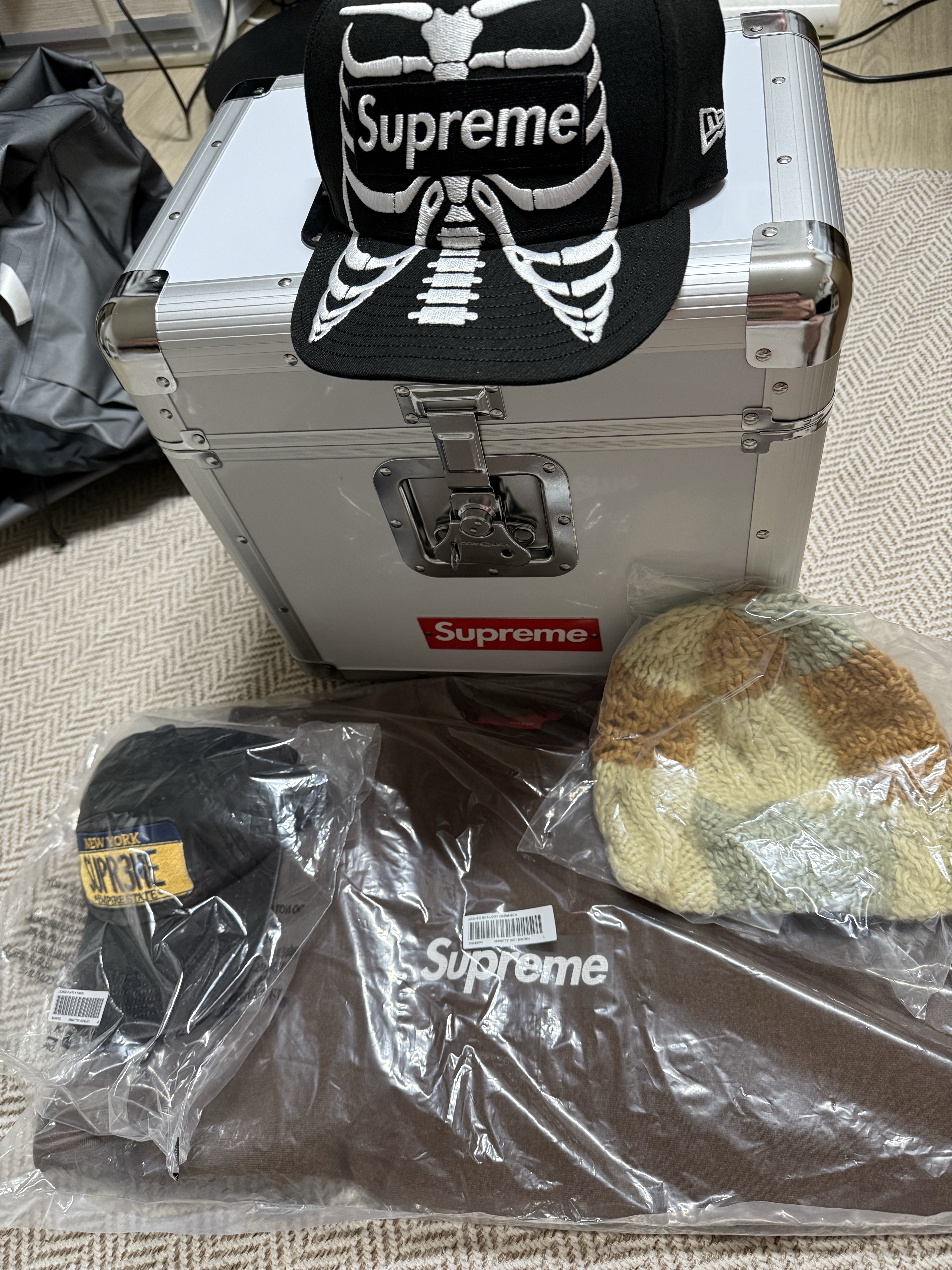 Supreme x Odyssey Record Case White - 25SS, Supreme Block Knit Beanie Tan - 25SS 착용 스타일 - 2