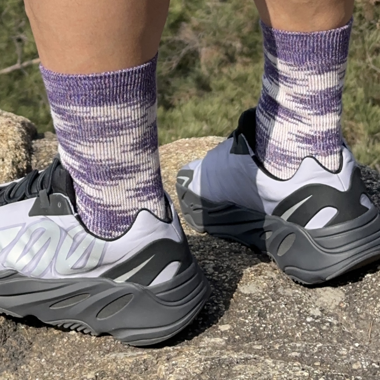 Adidas Yeezy Boost 700 MNVN Geode, Oakley Plazma Matte Black Frame Prizm Grey Polarized Lenses High Bridge Fit 착용 스타일 - 2