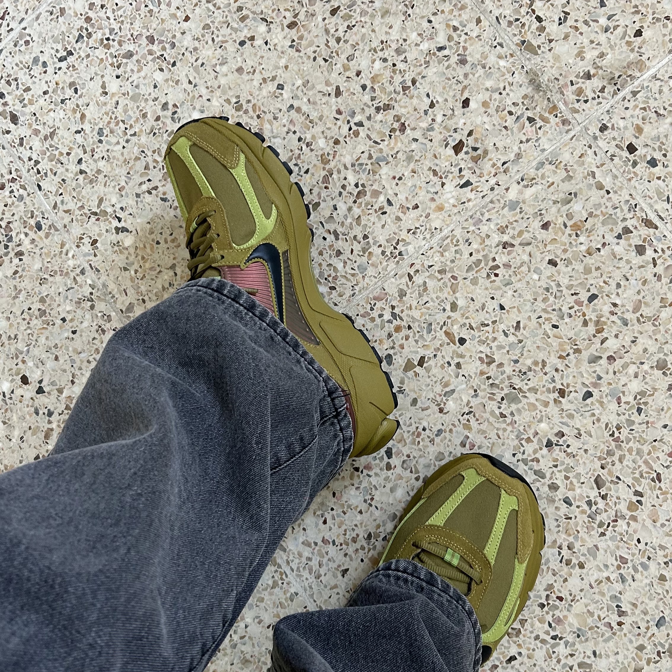 Nike Zoom Vomero 5 SP Pacific Moss Pear 착용 스타일