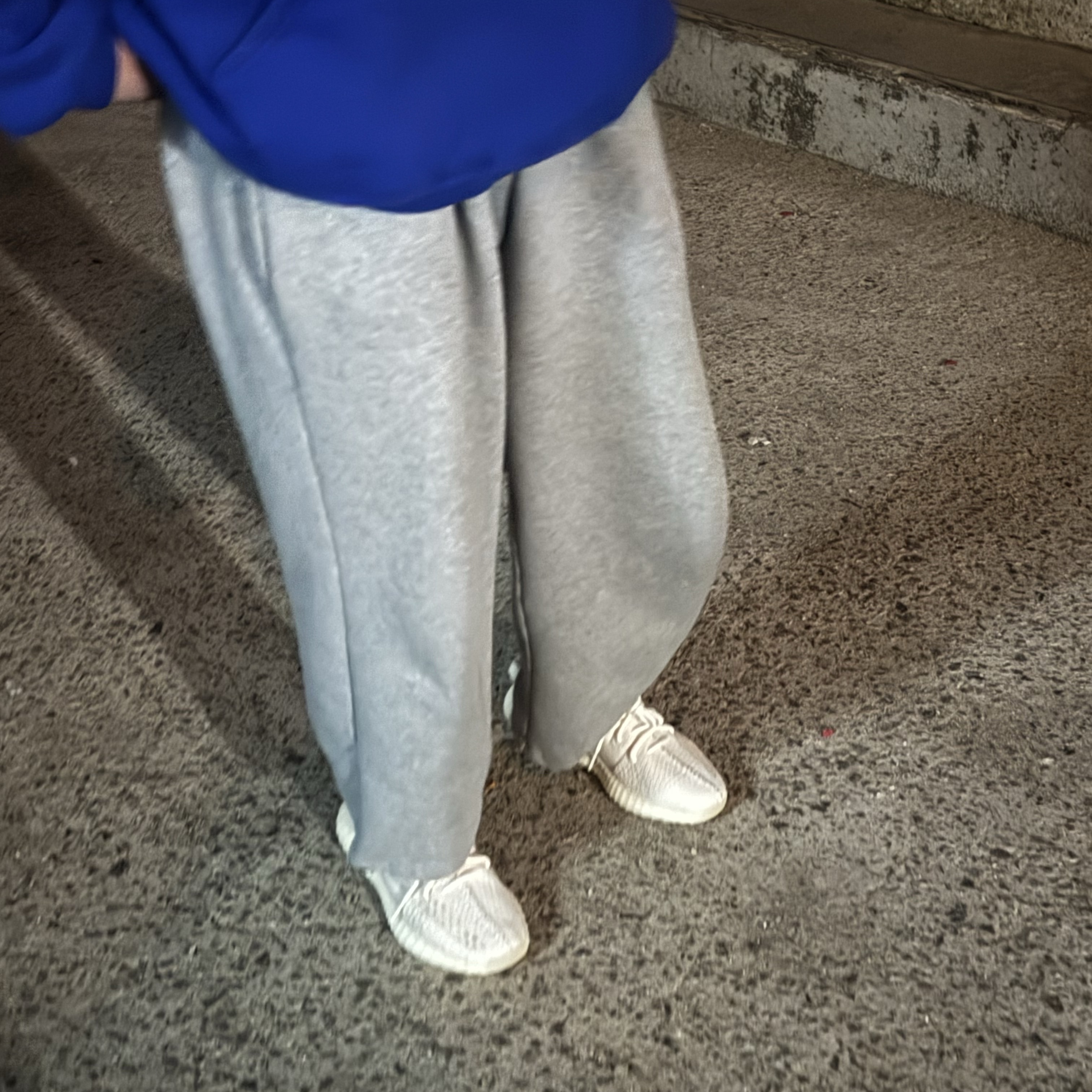 Adidas Yeezy Boost 350 V2 Bone 착용 스타일