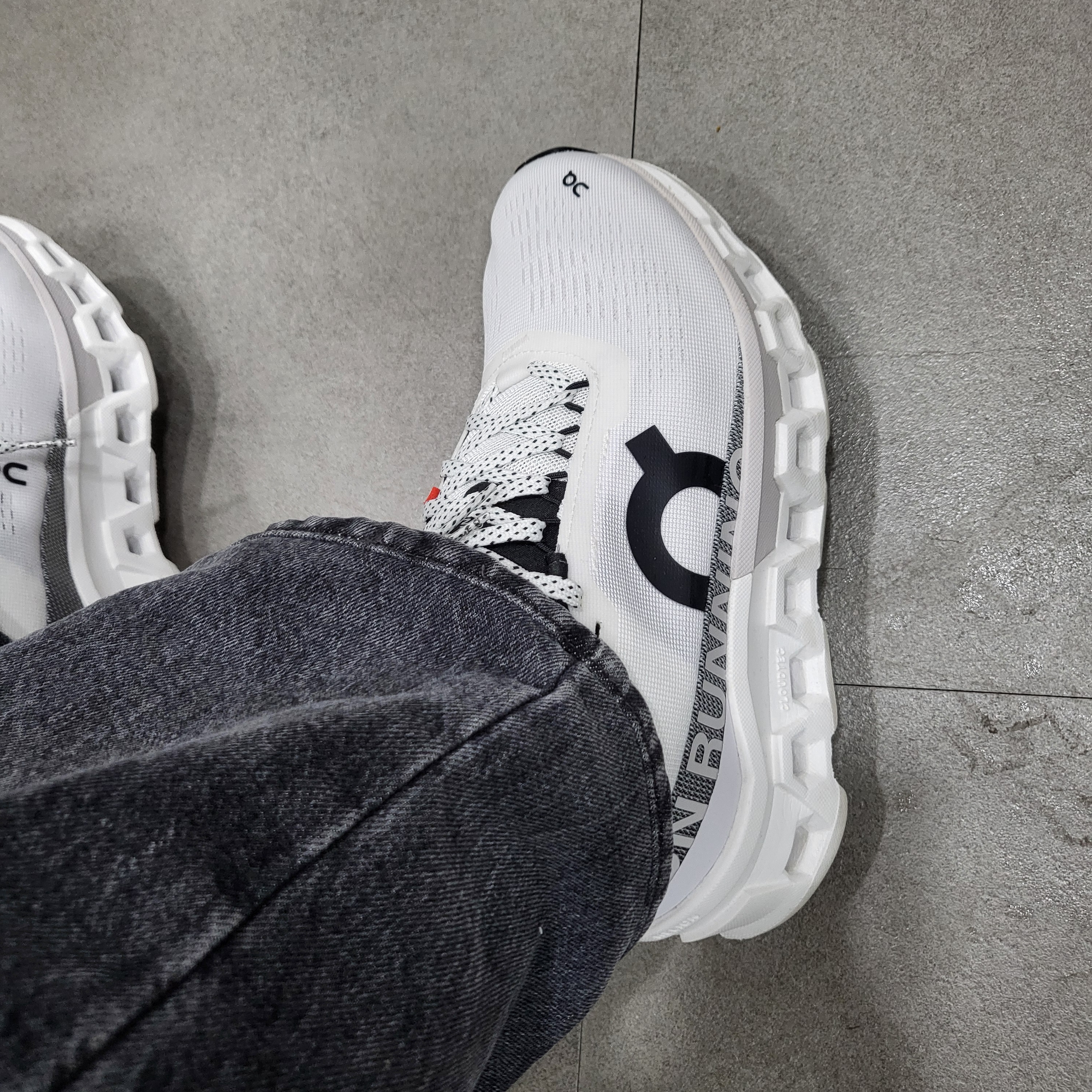 (W) On Running Cloudmonster 2 White Frost 착용 스타일 - 1