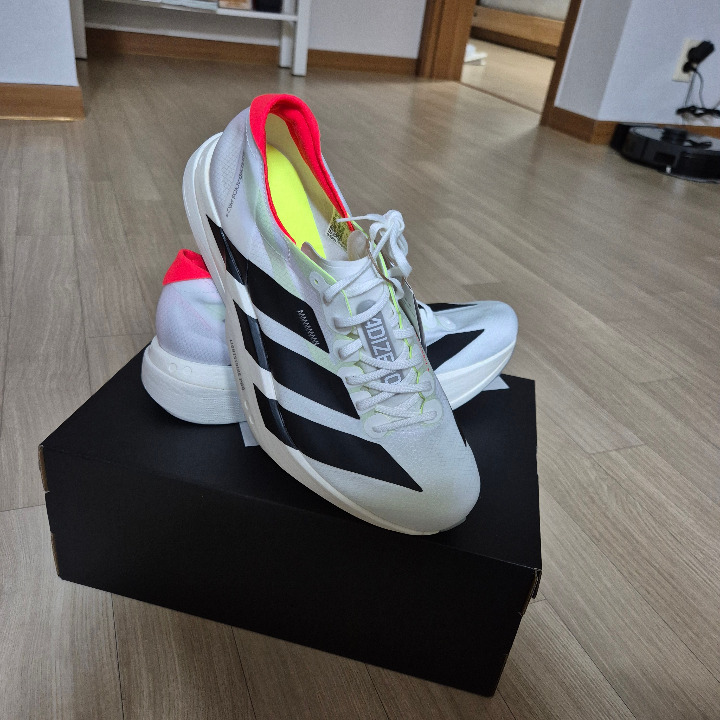 Adidas Adizero Adios Pro 4 Cloud White Core Black 착용 스타일 - 3