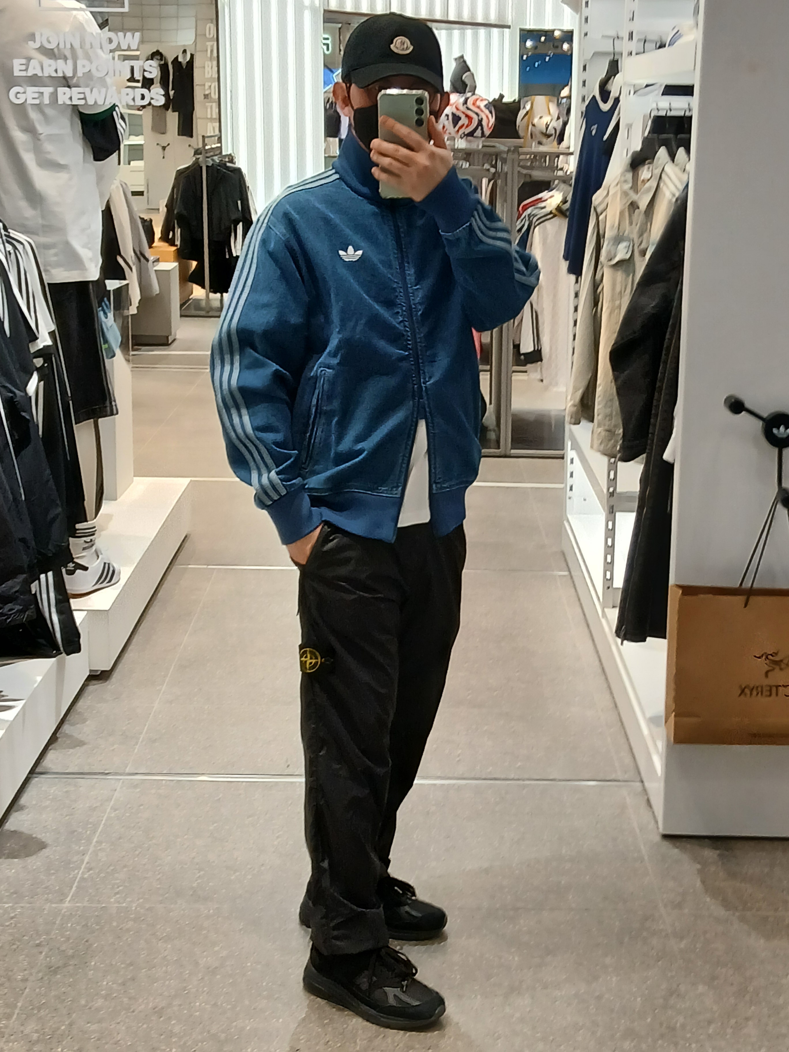 Moncler Logo Baseball Cap Black- 23SS, New Balance x Stone Island 991v2 Made in UK Black 착용 스타일 - 1