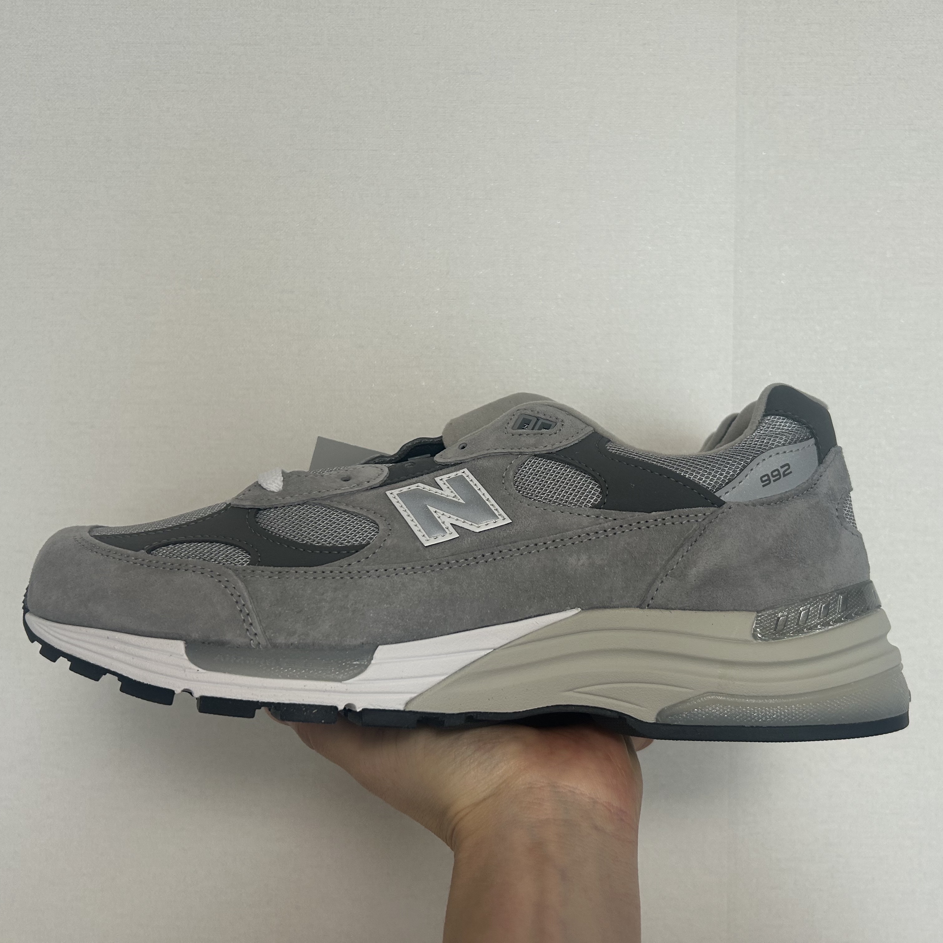 New Balance 992 Made in USA Core Grey Silver Metallic 착용 스타일 - 1