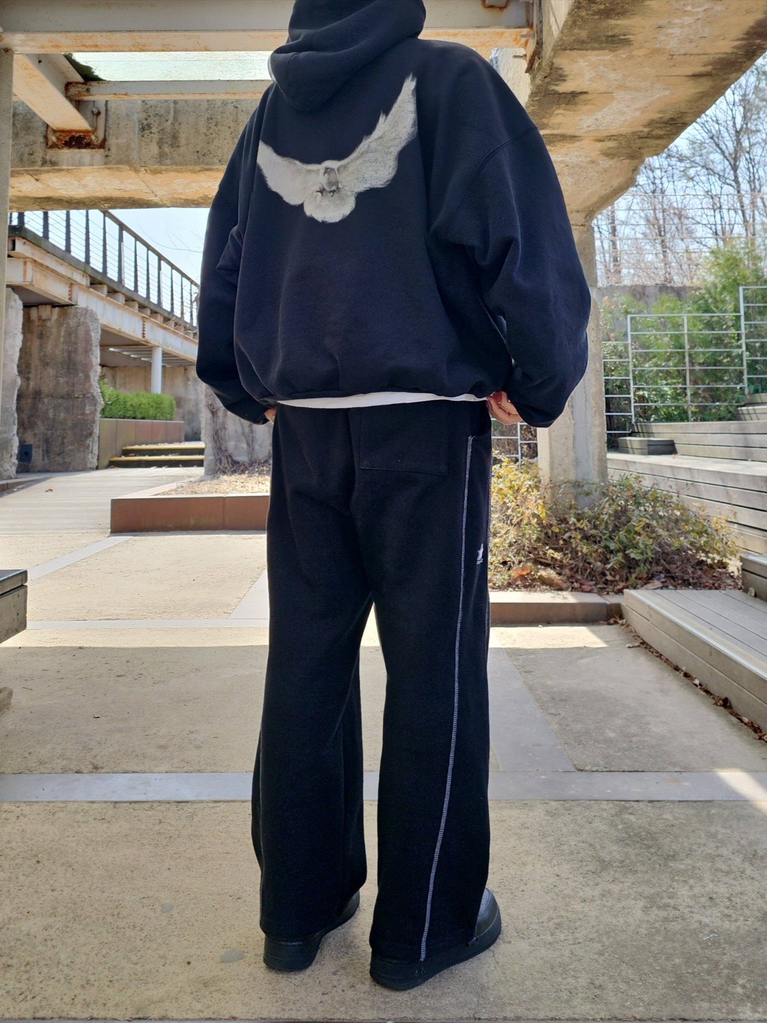 Yeezy Gap Engineered By Balenciaga Dove Hoodie Washed Black, Nike x Supreme Air Force 1 Low Black 착용 스타일 - 2
