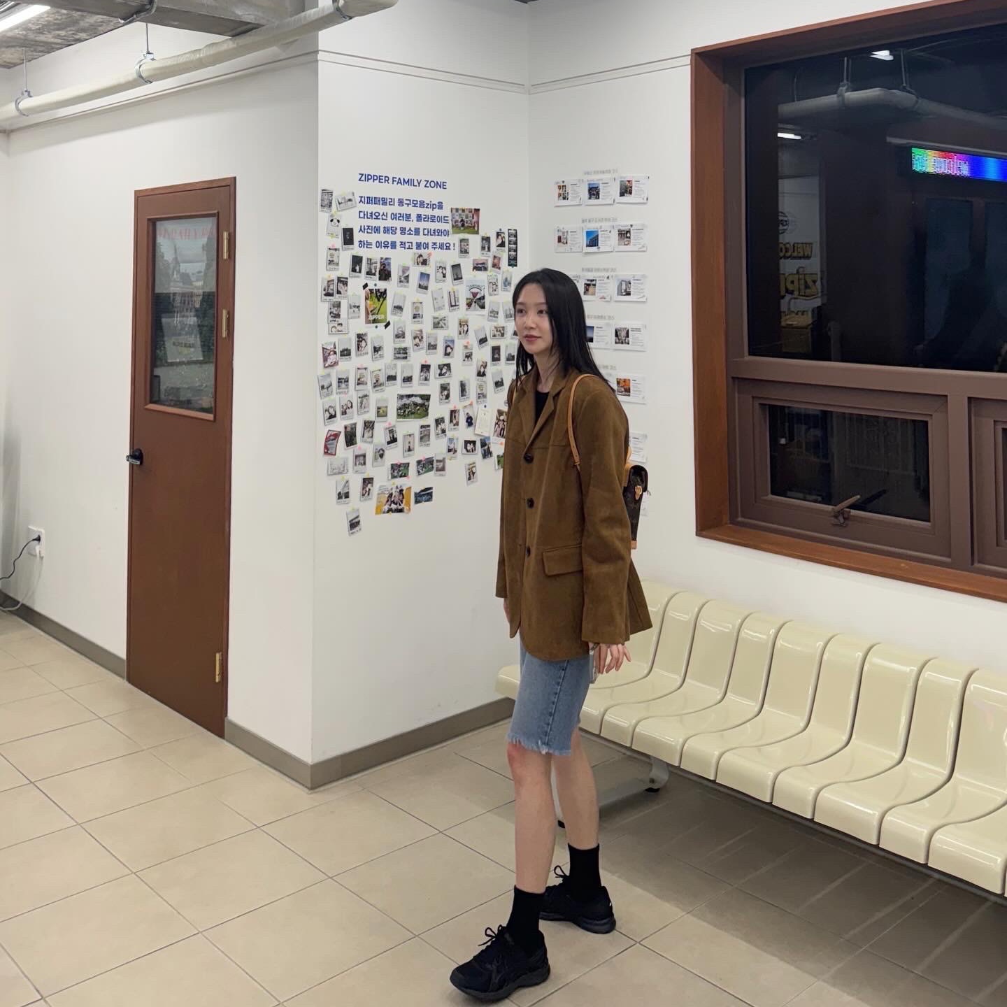 루이비통 소호 미니 백팩 모노그램, 아식스 조그 100 2 블랙 착용 스타일 - 2
