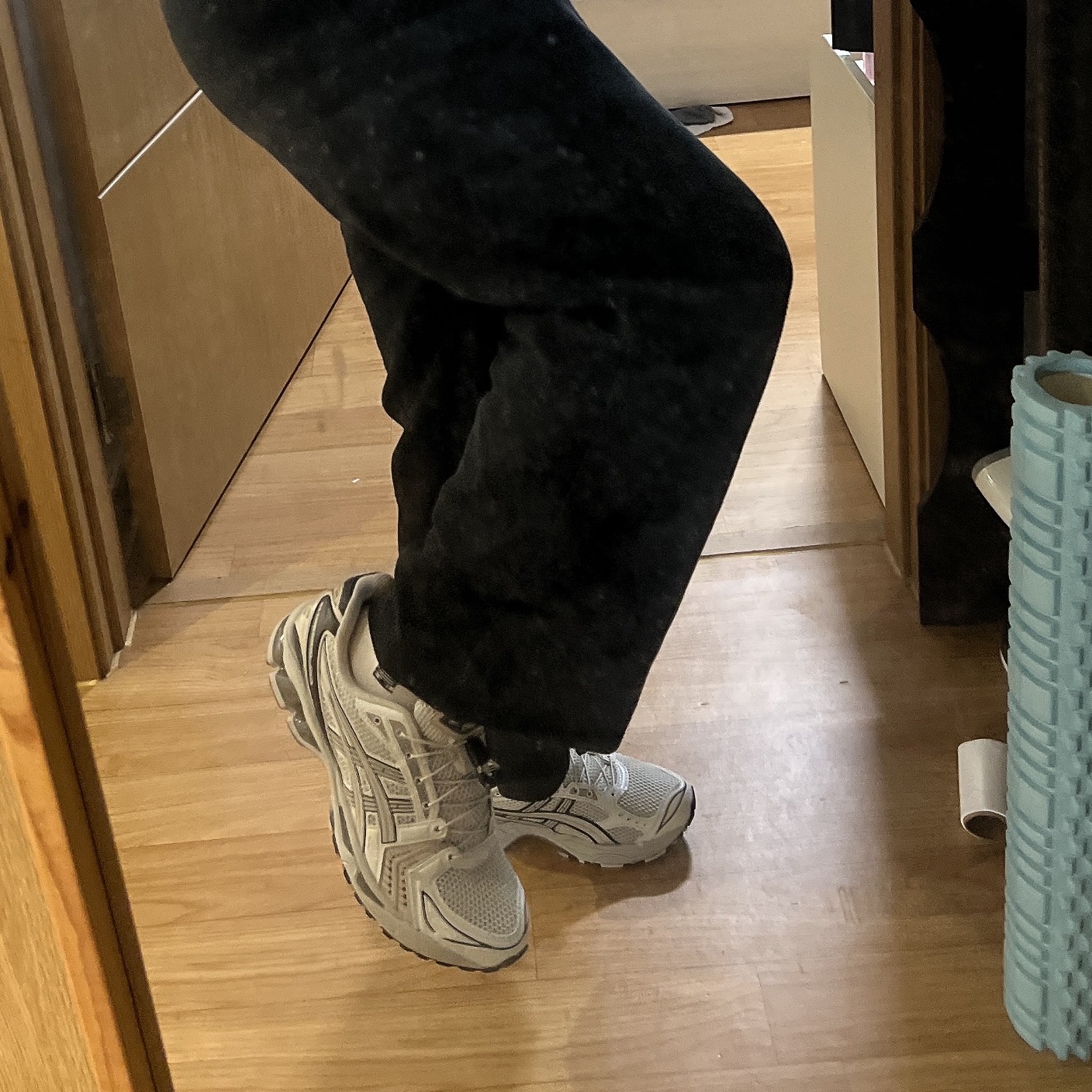 Asics Unlimited Gel-Kayano 14 Smoke Grey 착용 스타일