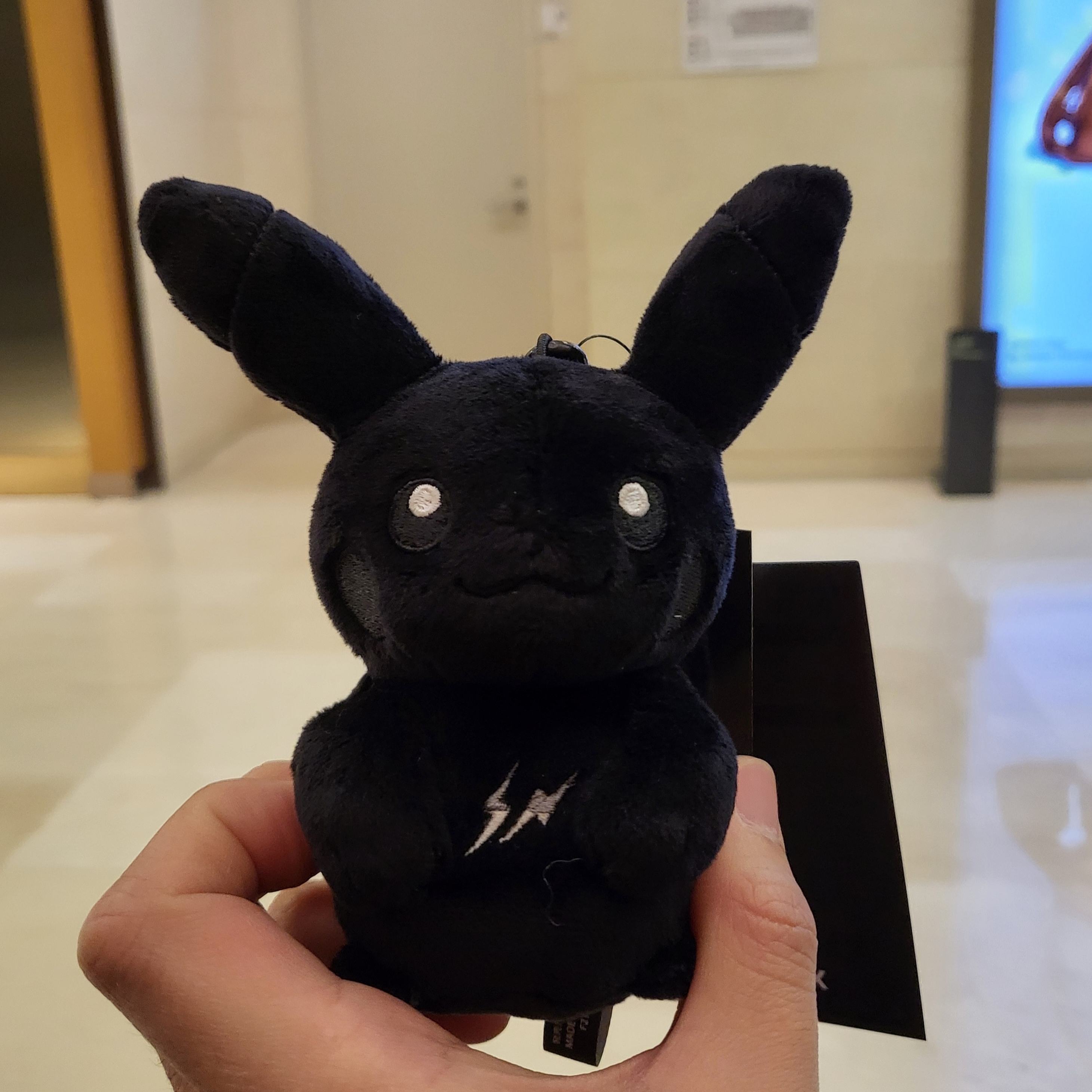 Fragment x Pokemon INN Thunderbolt Project TBP Mascot Key Ring Pikachu Black 착용 스타일