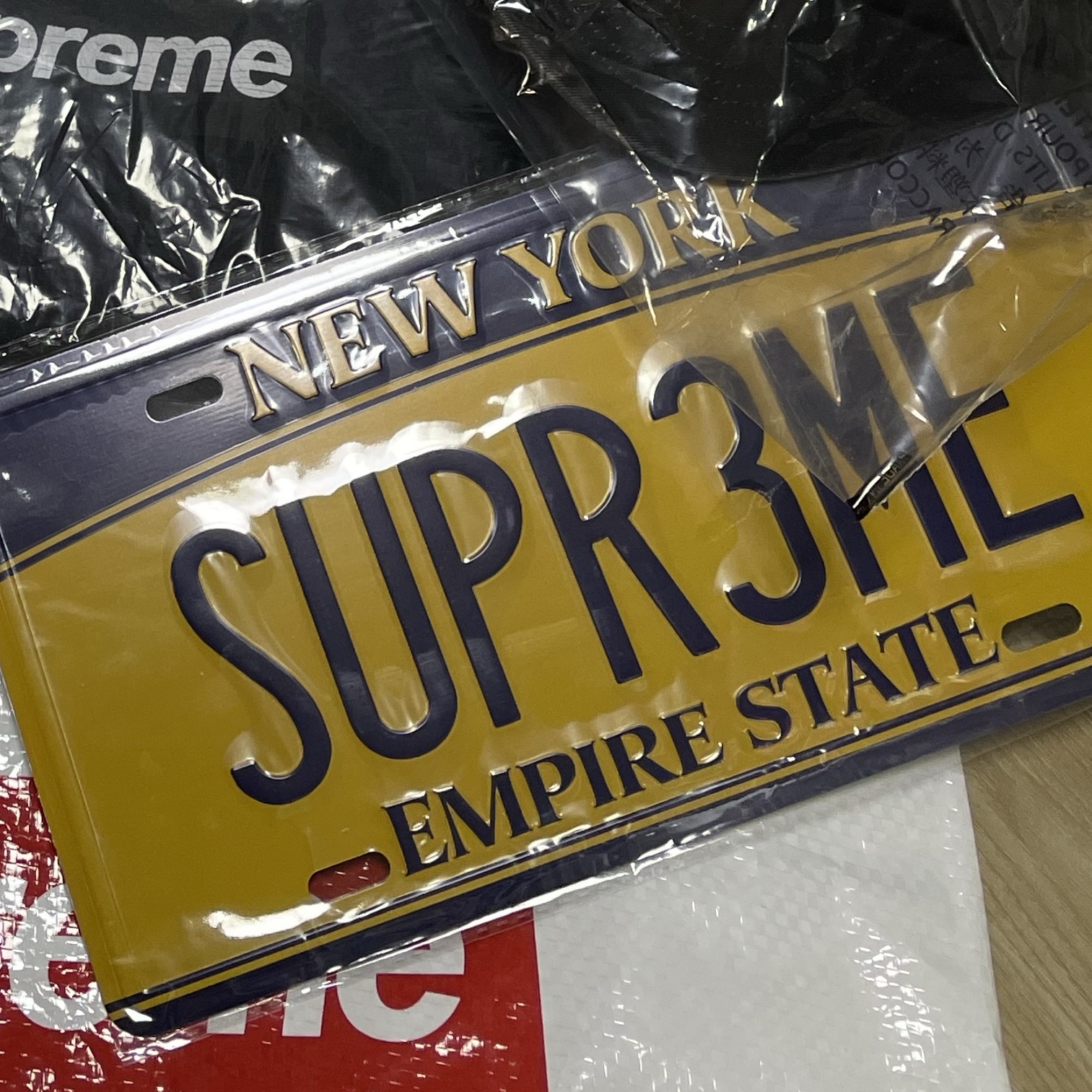 Supreme License Plate Multicolor - 25SS 착용 스타일 - 3