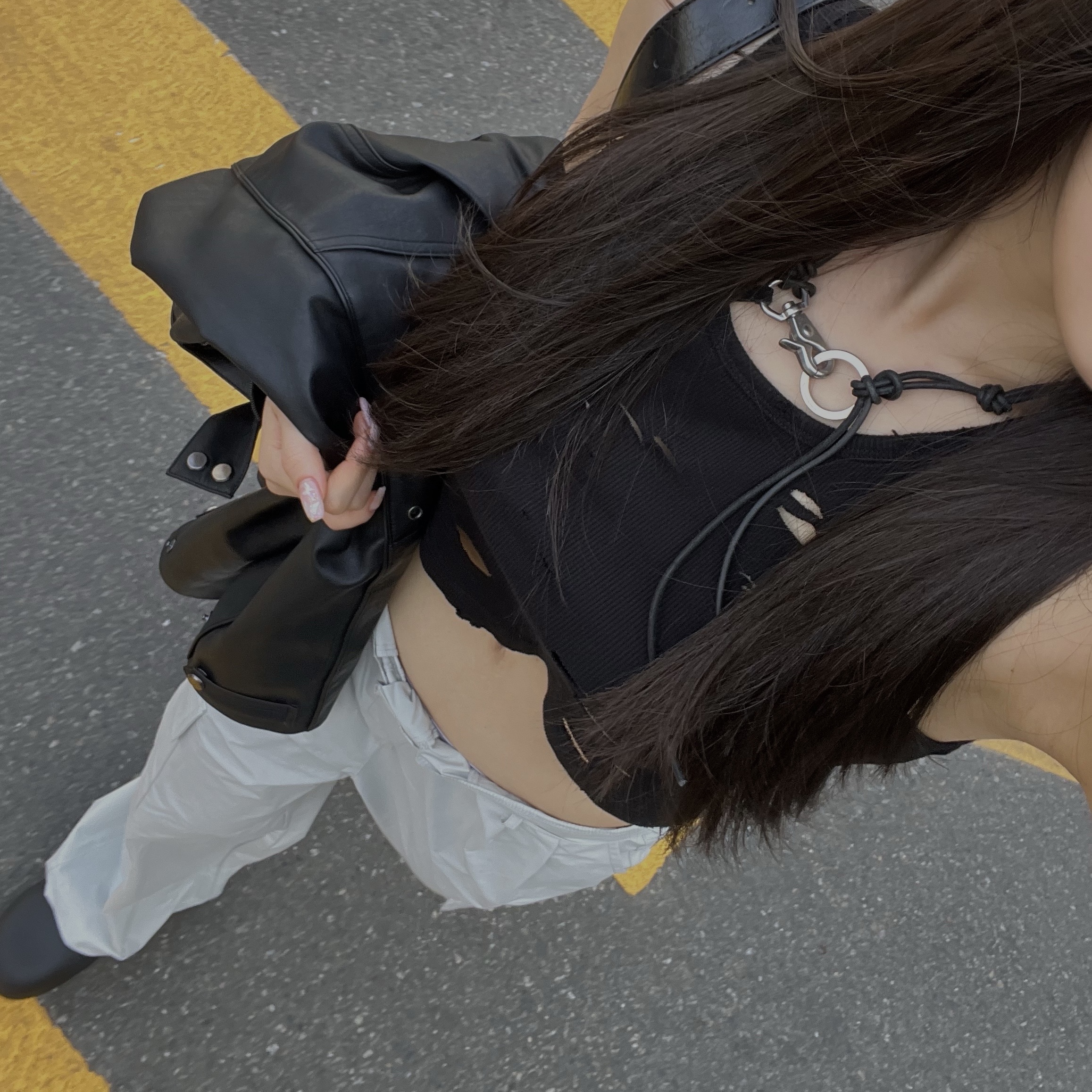 (W) R13 Distressed Tank Black, Our Legacy Ladon Leather Keychain Black 착용 스타일 - 3