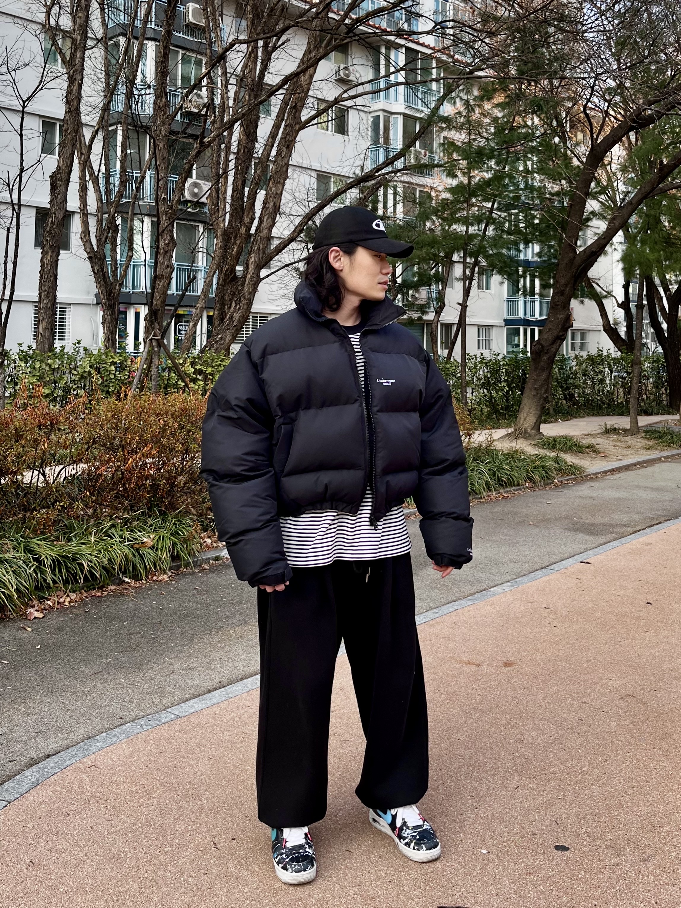언더마이카 무.15 안티 Fxxking 로고 플레이 트리플 로고 크롭 패딩 자켓 블랙, 언더마이카 무.03 안티 Fxxking 로고 플레이 오버사이즈 스웨트 조거 블랙 착용 스타일 - 4