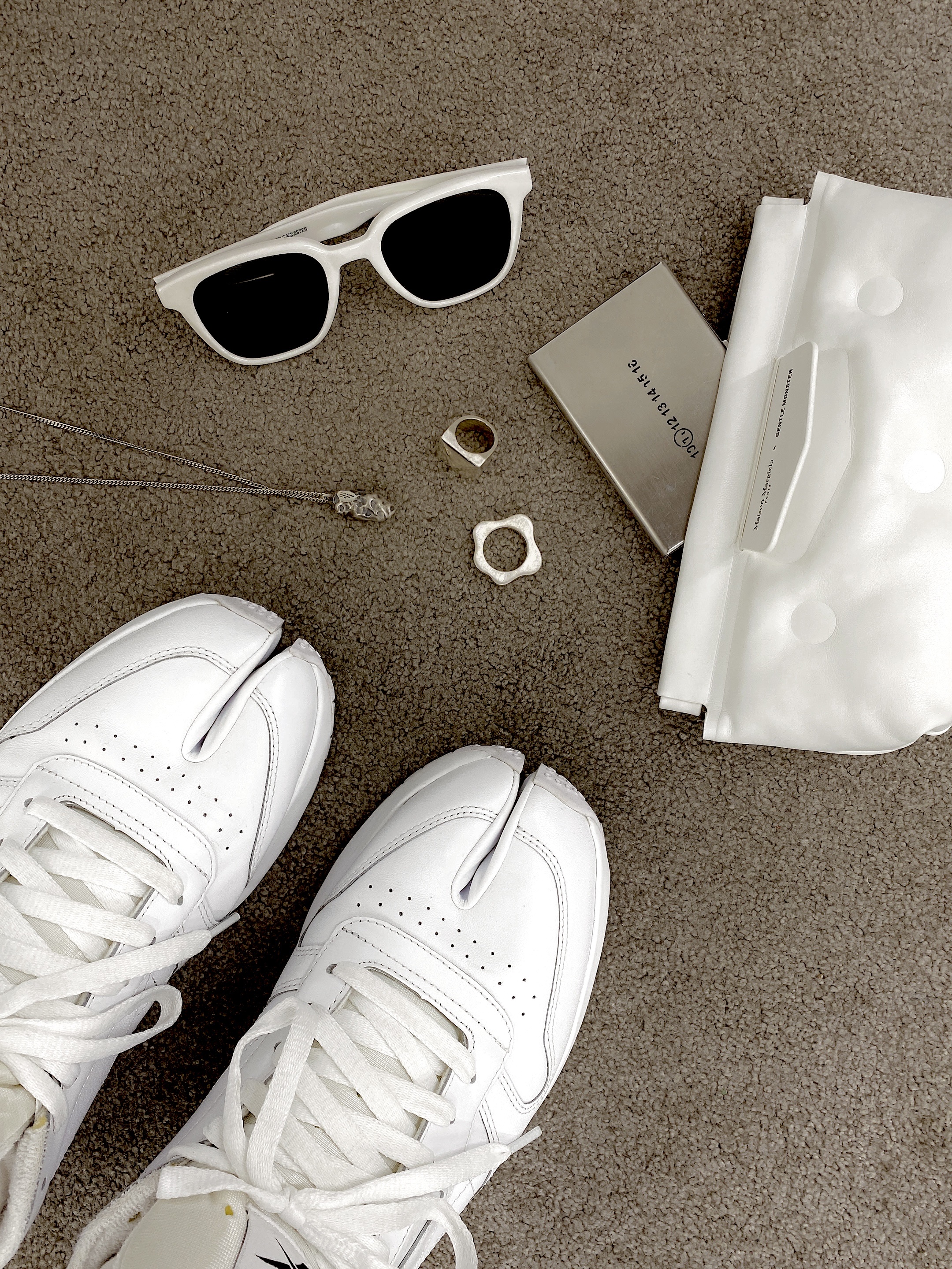 Reebok x Maison Margiela Classic Leather Tabi Shoes White, Gentle Monster x Maison Margiela MM006 White Black 착용 스타일