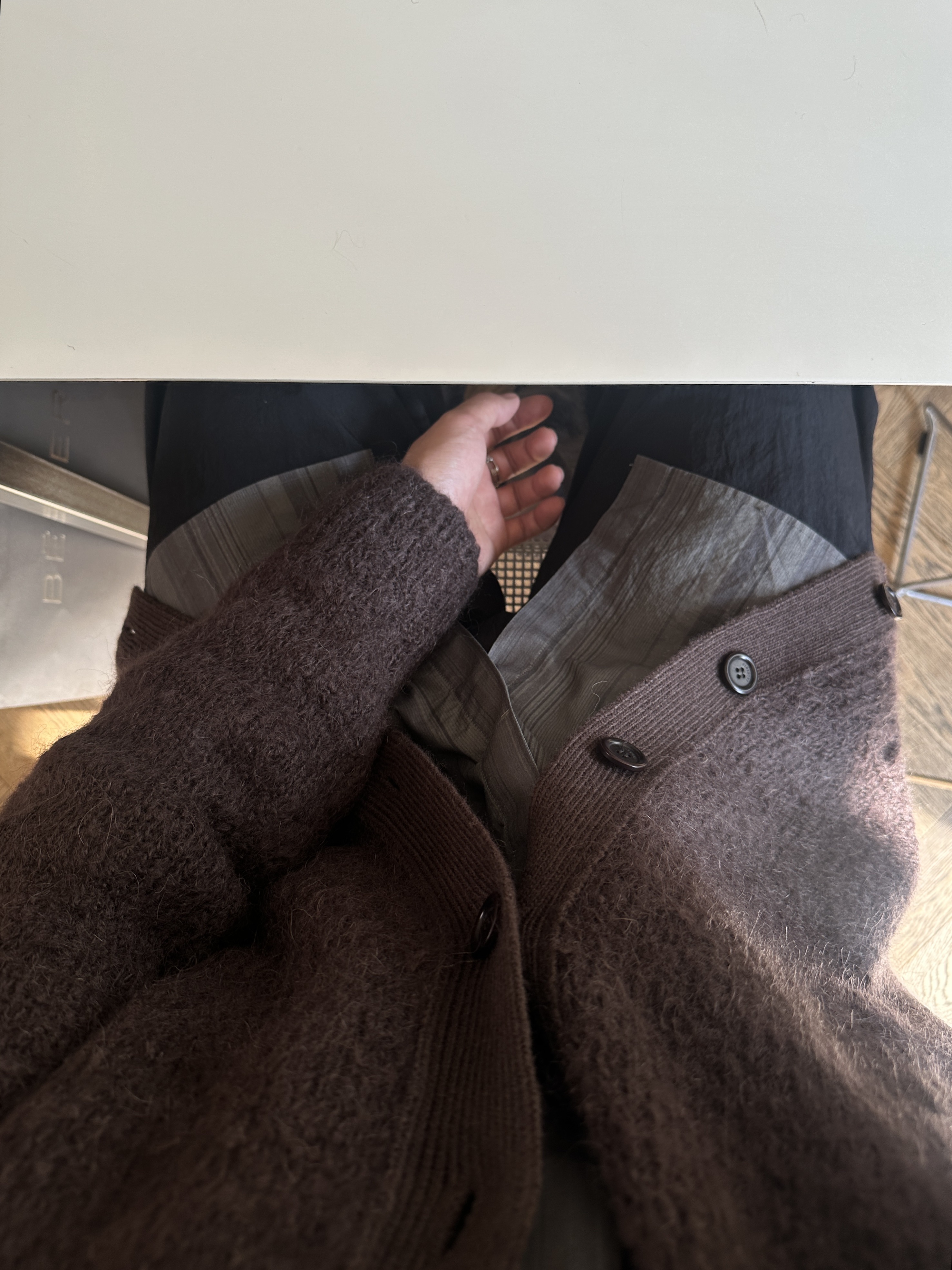 Amomento Grandpa Cardigan Brown - 24FW, BOSE QC Ultra Black (Korean Ver.) 착용 스타일 - 4