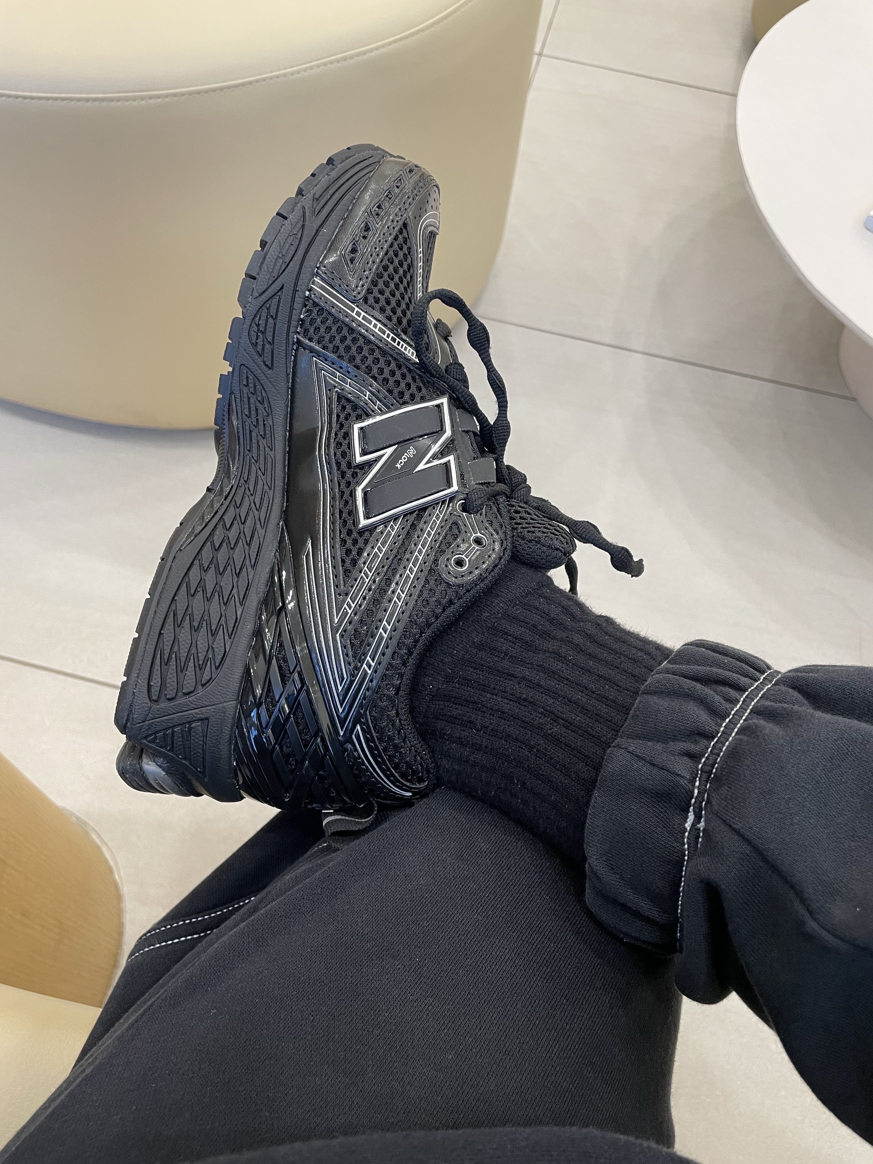 New Balance 1906R Black Silver Metallic 착용 스타일 - 2