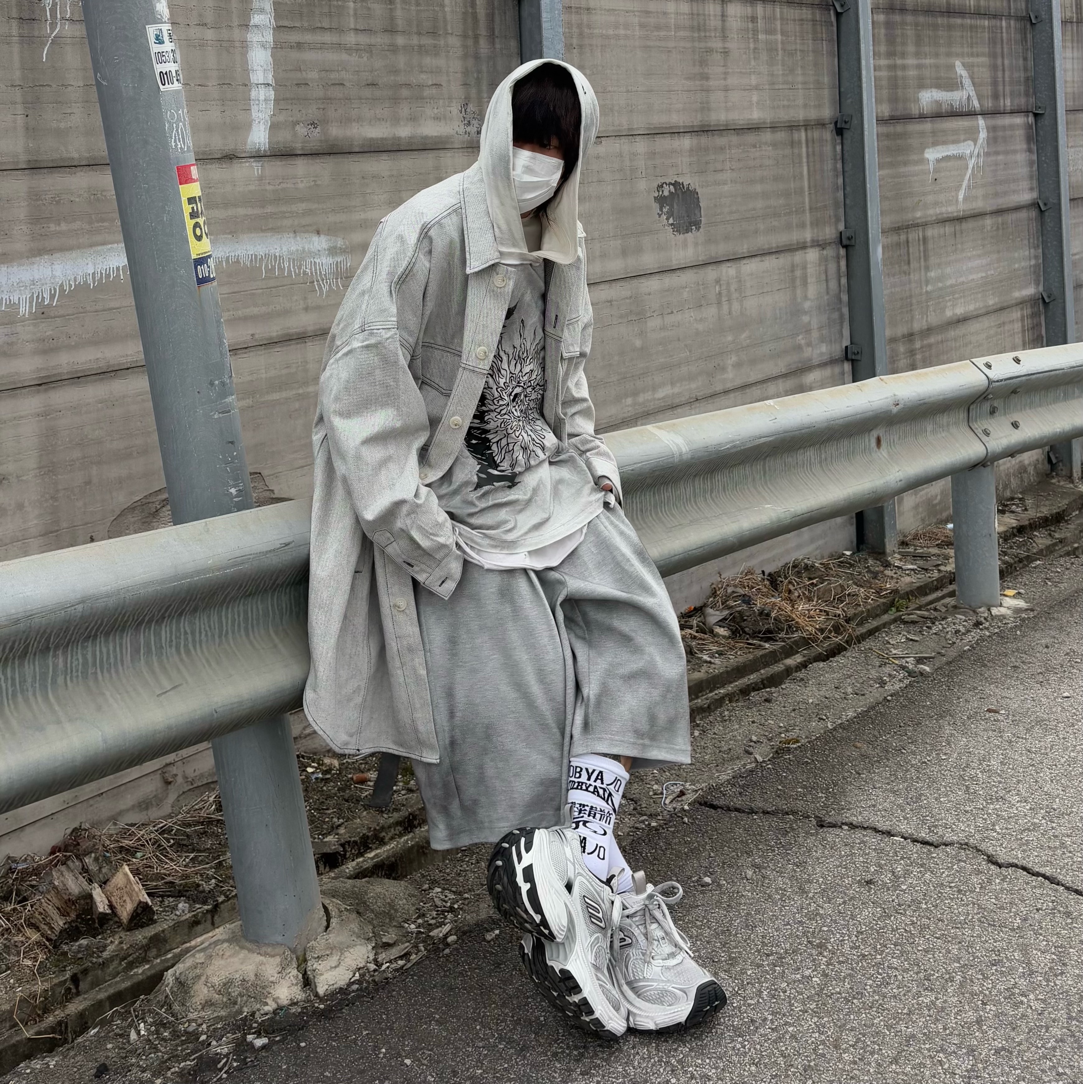 Balenciaga 10XL Sneakers White Grey Silver Black 착용 스타일 - 2
