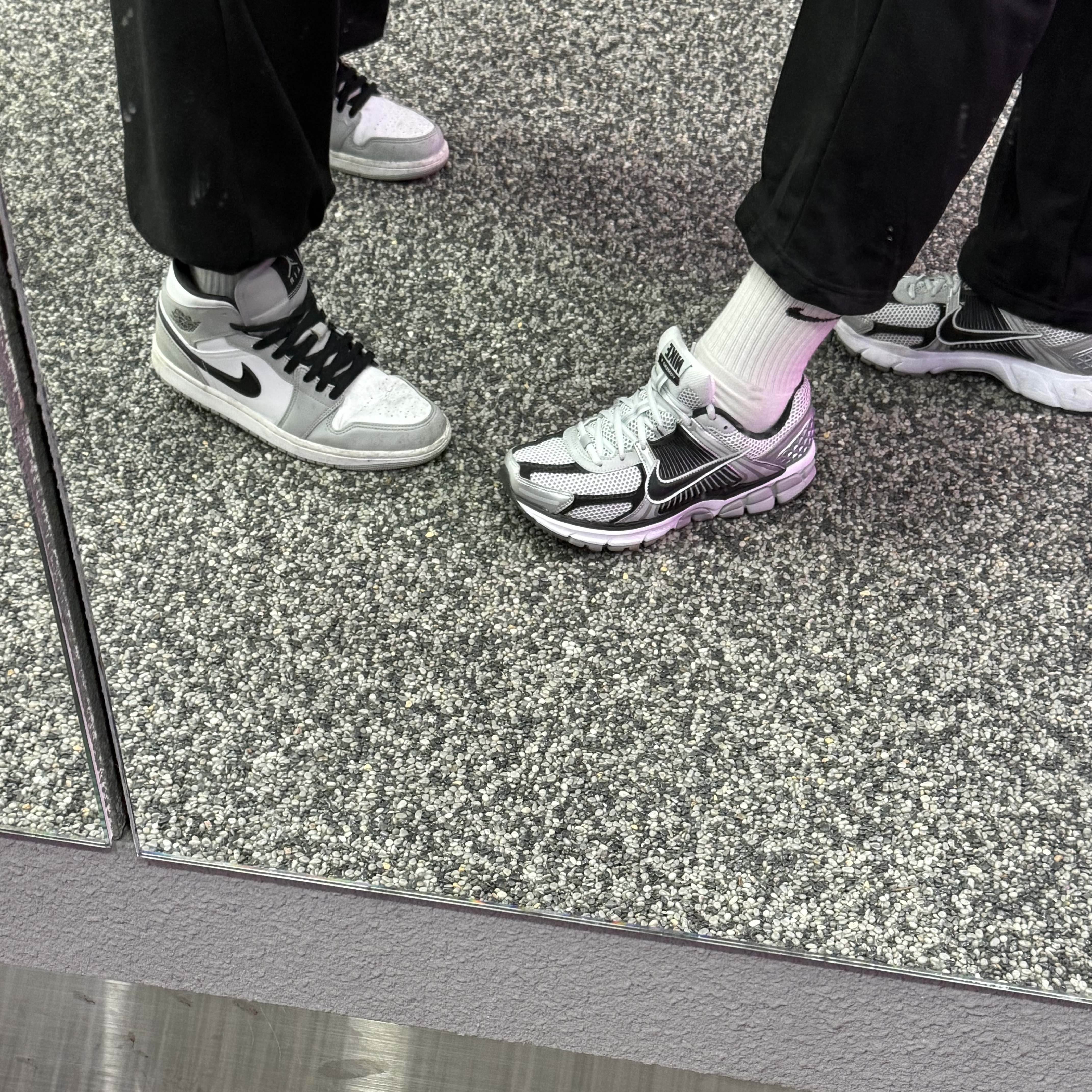 Nike Zoom Vomero 5 Metallic Silver Black, Jordan 1 Mid Light Smoke Grey 착용 스타일