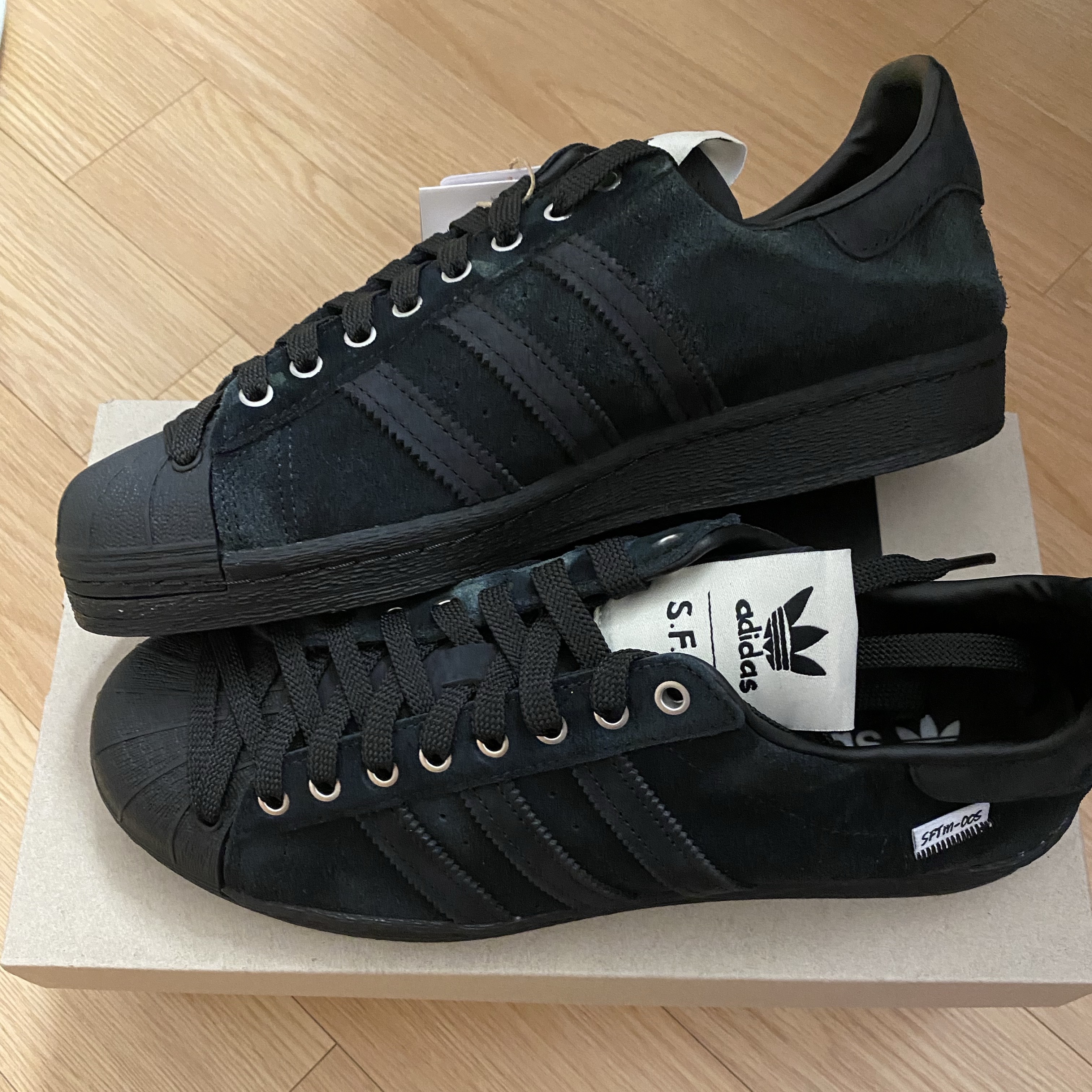 Adidas x Song for the Mute Superstar 82 Core Black 착용 스타일