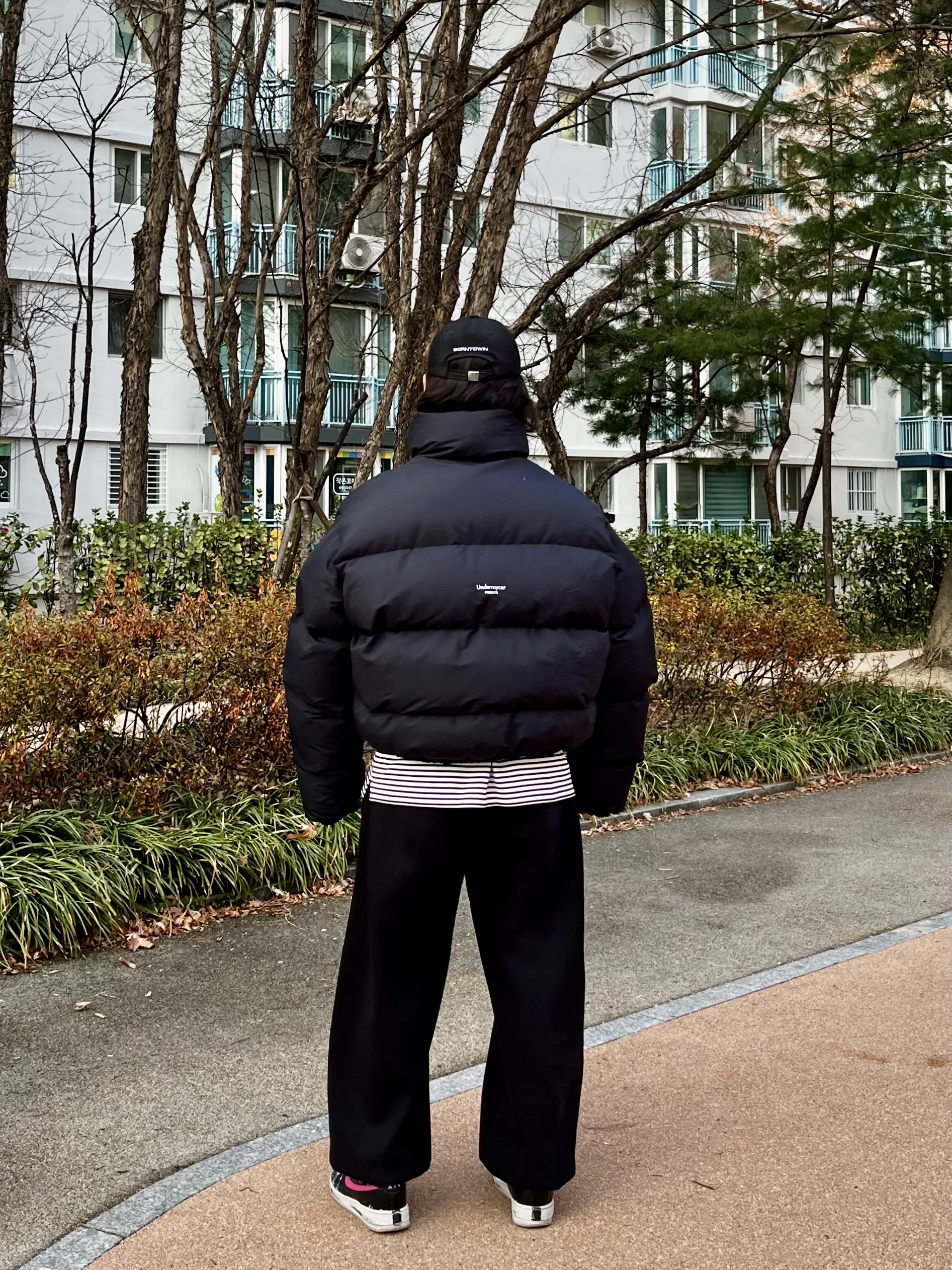 언더마이카 무.15 안티 Fxxking 로고 플레이 트리플 로고 크롭 패딩 자켓 블랙, 언더마이카 무.03 안티 Fxxking 로고 플레이 오버사이즈 스웨트 조거 블랙 착용 스타일 - 3
