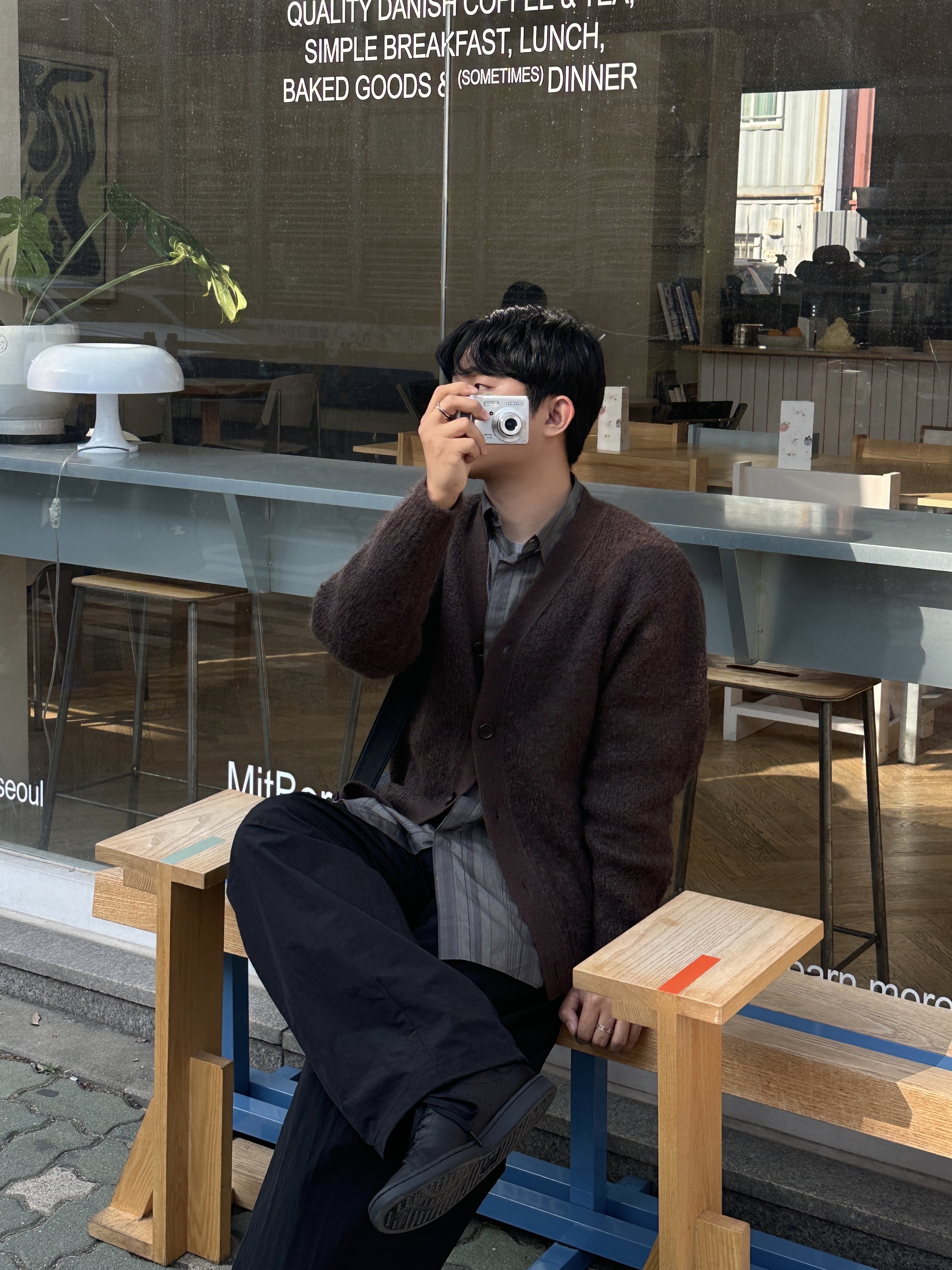 Amomento Grandpa Cardigan Brown - 24FW, BOSE QC Ultra Black (Korean Ver.) 착용 스타일 - 7