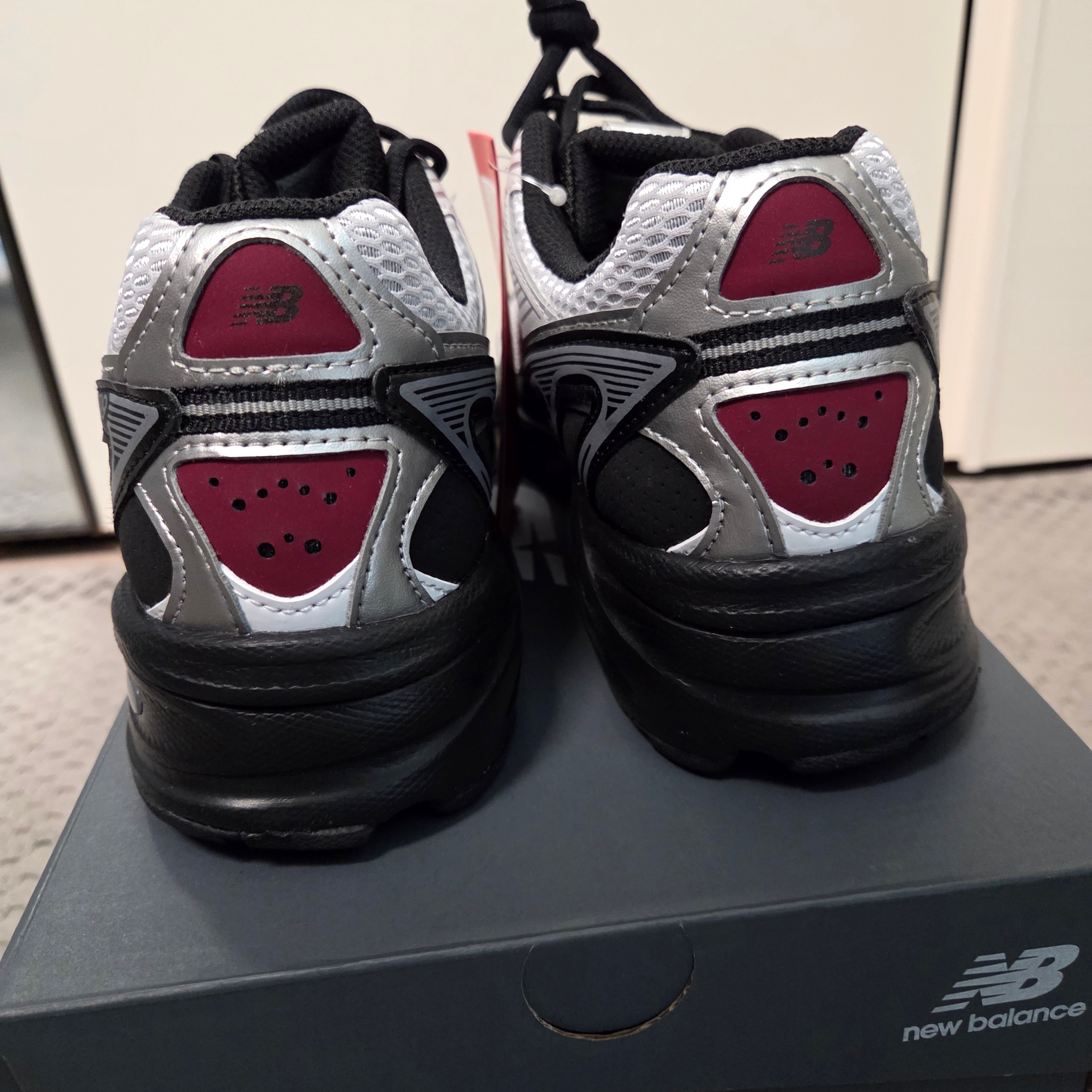 New Balance 509 Black Gray 착용 스타일 - 3
