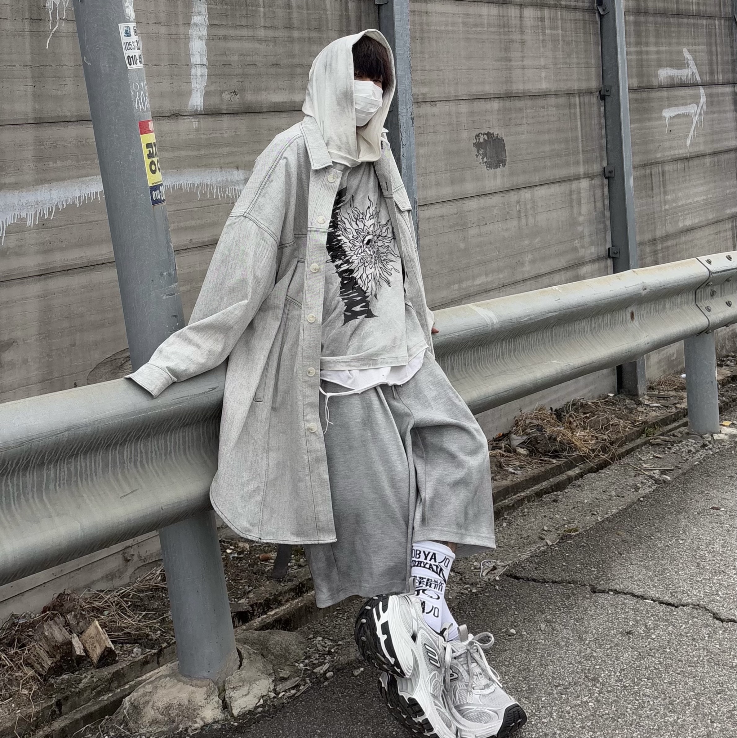 Balenciaga 10XL Sneakers White Grey Silver Black 착용 스타일 - 3