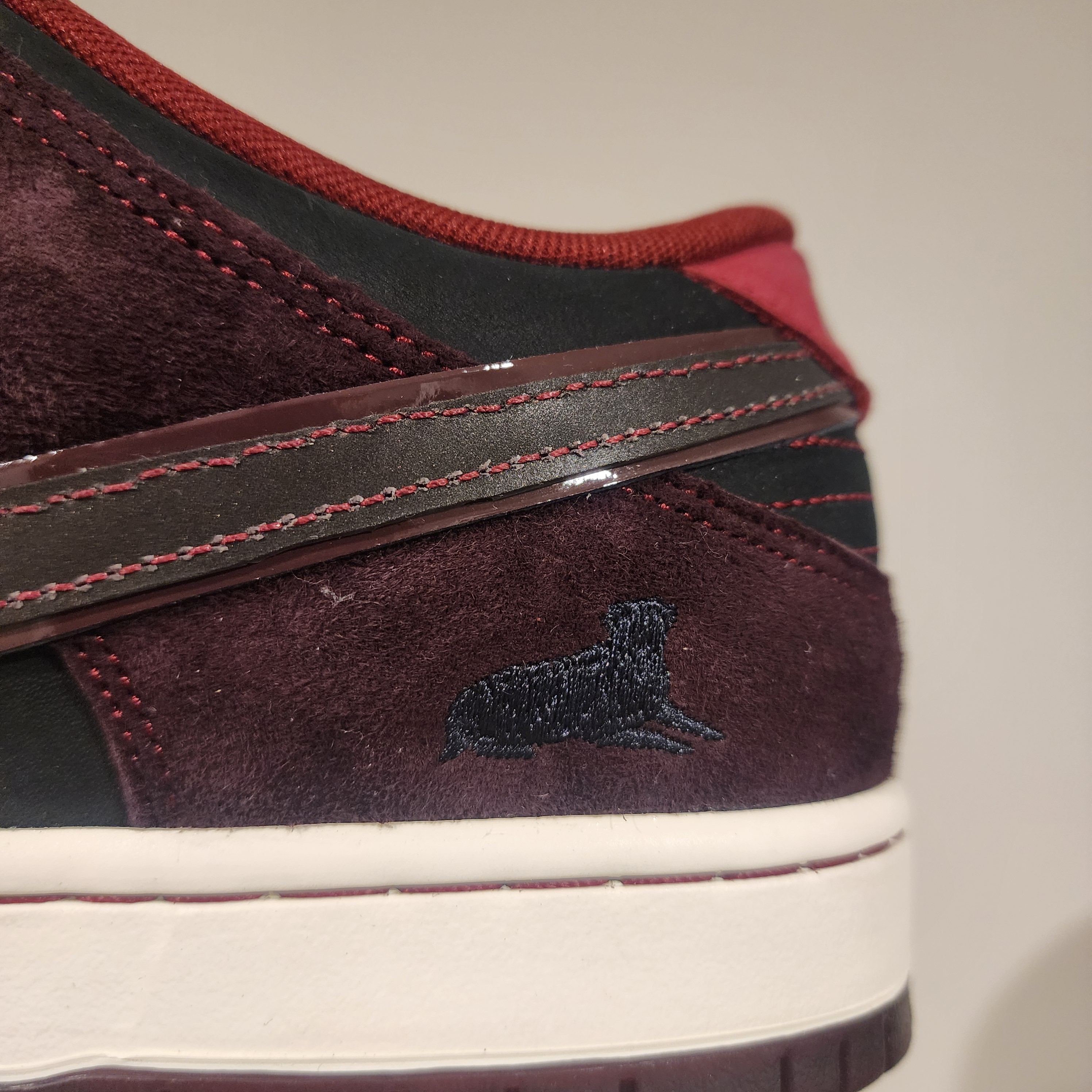 Nike x Riot Skateshop SB Dunk Low Pro Mahogany and Team Red 착용 스타일 - 4